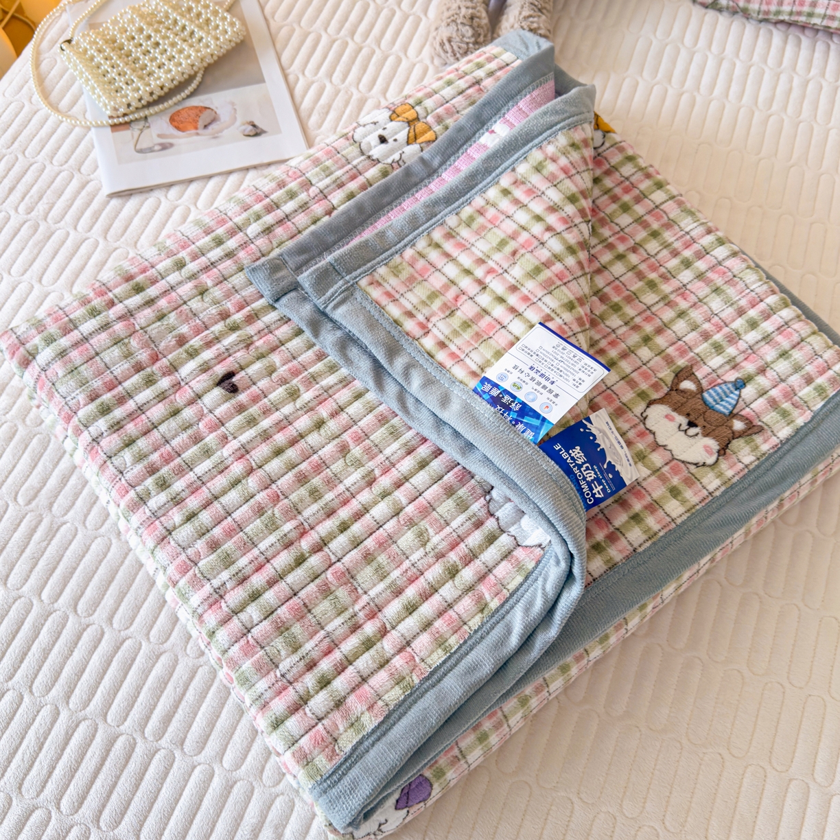 91家纺网 家纺一手货源 找家纺 首爱家纺 2025新款高克重牛奶绒夹棉印花床盖 生日party