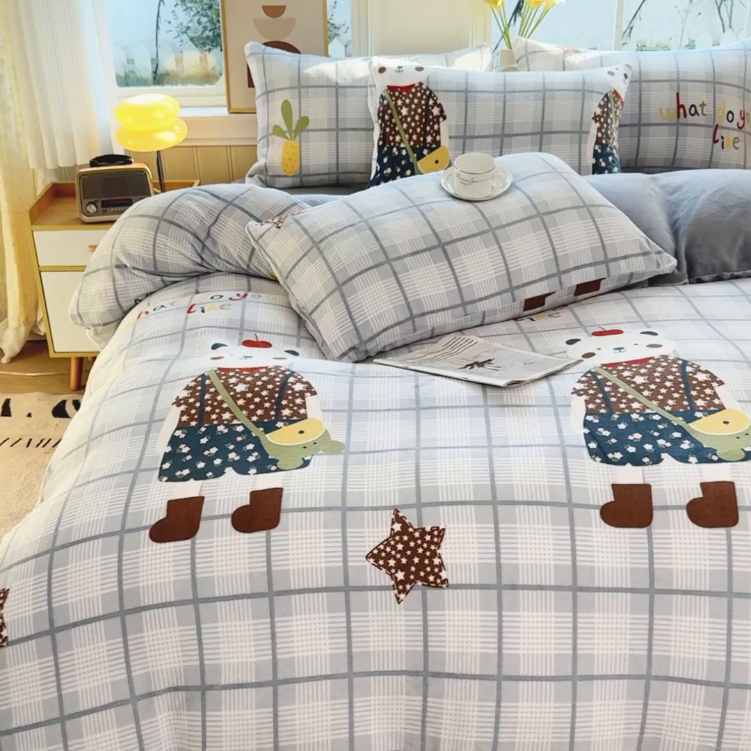 91家纺网 家纺一手货源 找家纺 乐居坊 2025新款家用高克重学生宿舍床牛奶绒套件单品【提供买家秀】加 QQ群 286712643 富贵熊-灰