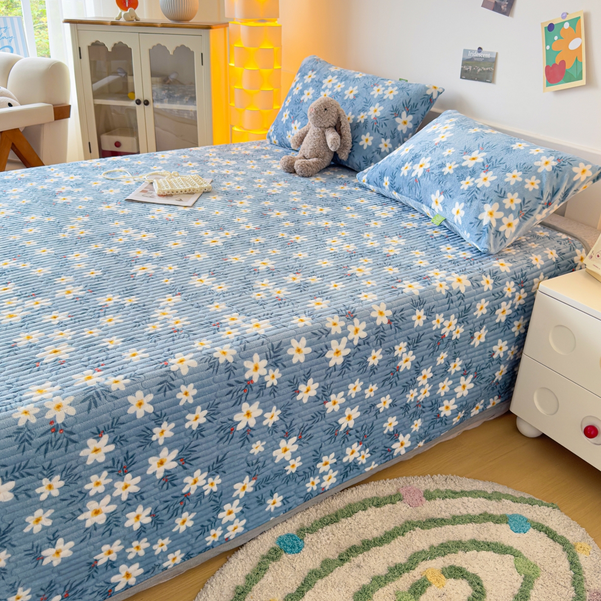 91家纺网 家纺一手货源 找家纺 首爱家纺 2025新款高克重牛奶绒夹棉印花床盖 太阳花