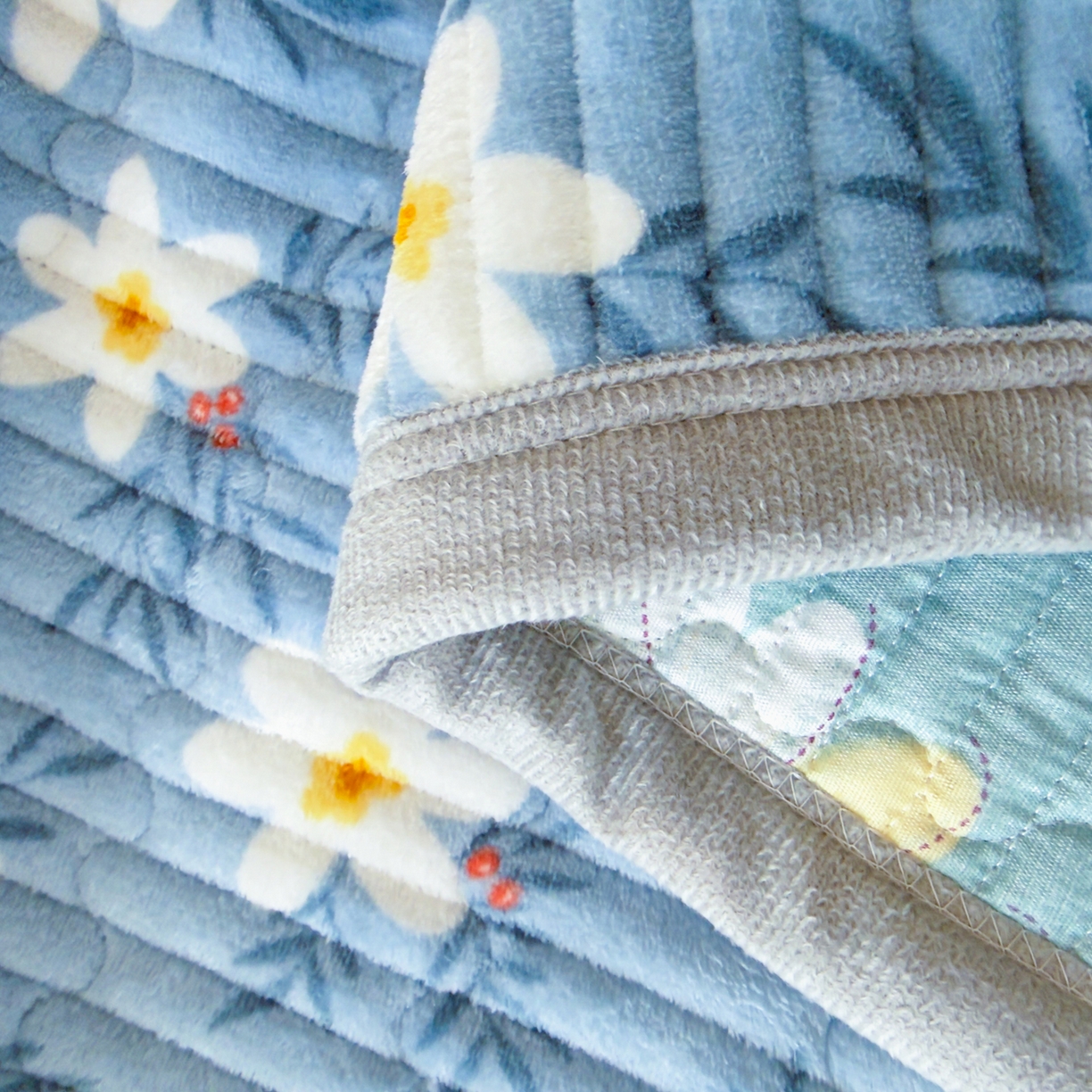 91家纺网 家纺一手货源 找家纺 首爱家纺 2025新款高克重牛奶绒夹棉印花床盖 太阳花