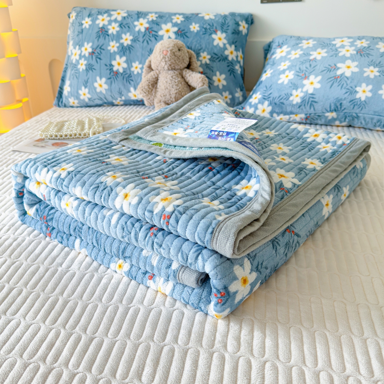 91家纺网 家纺一手货源 找家纺 首爱家纺 2025新款高克重牛奶绒夹棉印花床盖 太阳花