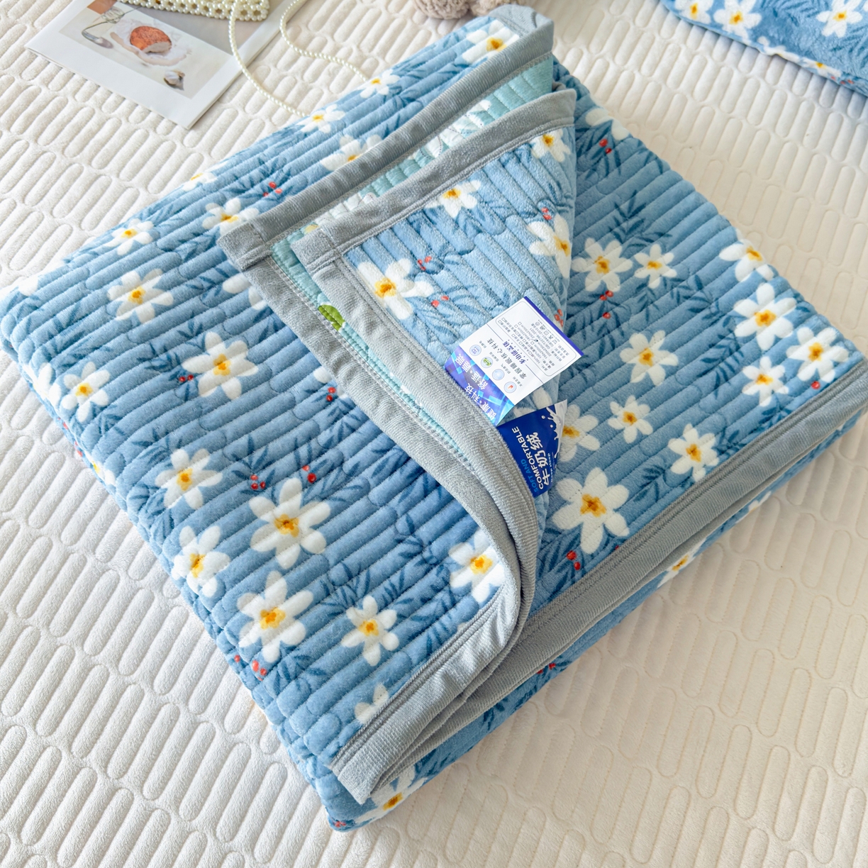 91家纺网 家纺一手货源 找家纺 首爱家纺 2025新款高克重牛奶绒夹棉印花床盖 太阳花