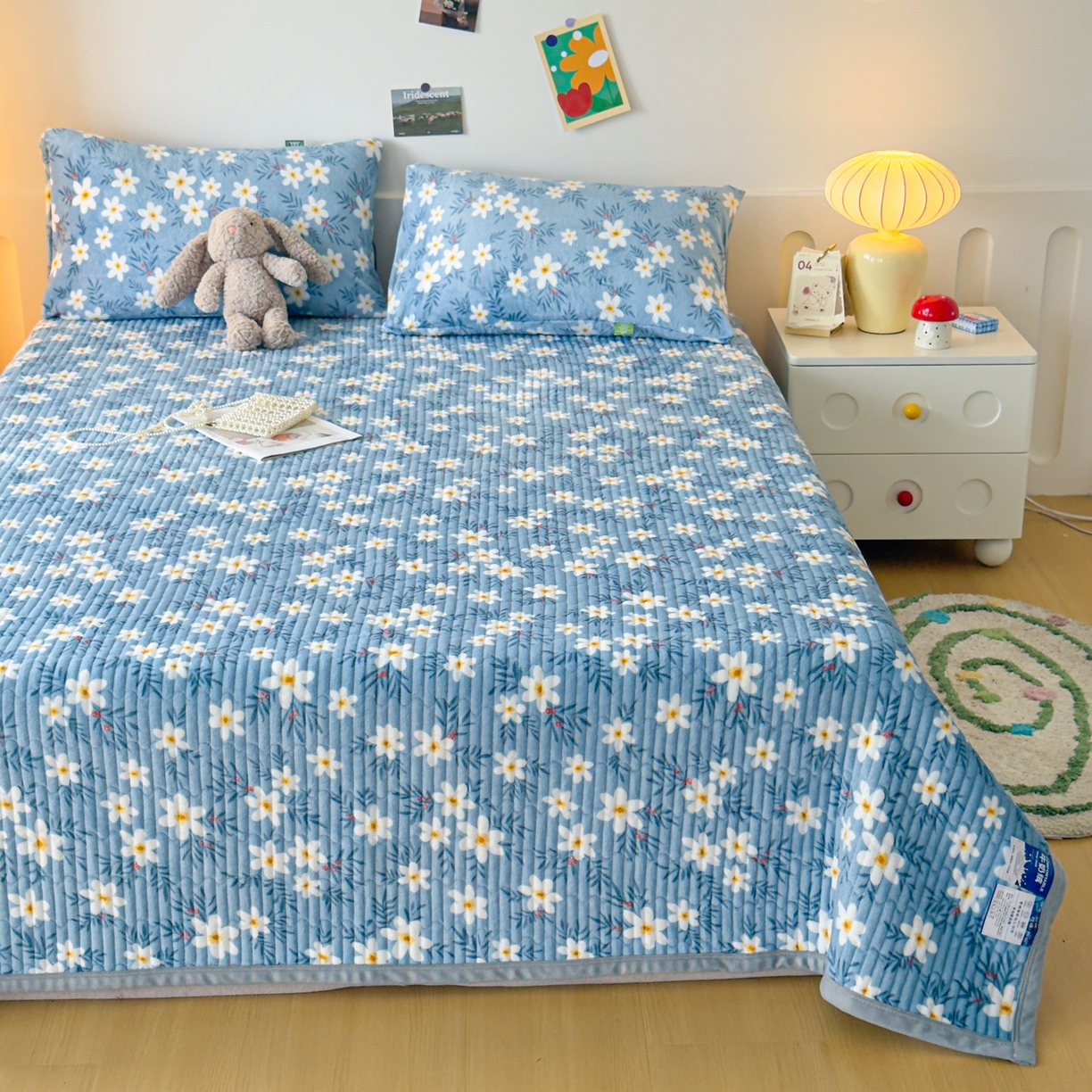 91家纺网 家纺一手货源 找家纺 首爱家纺 2025新款高克重牛奶绒夹棉印花床盖 太阳花