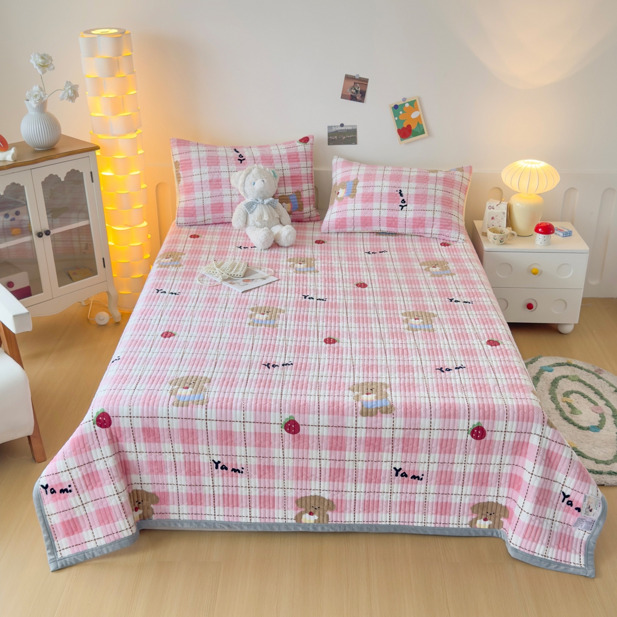 91家纺网 家纺一手货源 找家纺 首爱家纺 2025新款高克重牛奶绒夹棉印花床盖 甜心熊粉