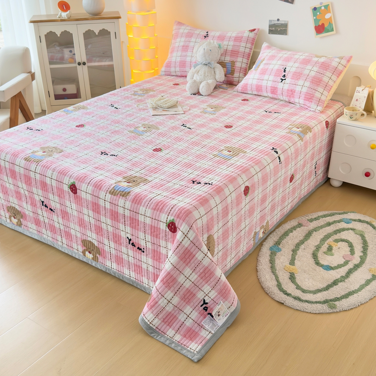 91家纺网 家纺一手货源 找家纺 首爱家纺 2025新款高克重牛奶绒夹棉印花床盖 甜心熊粉