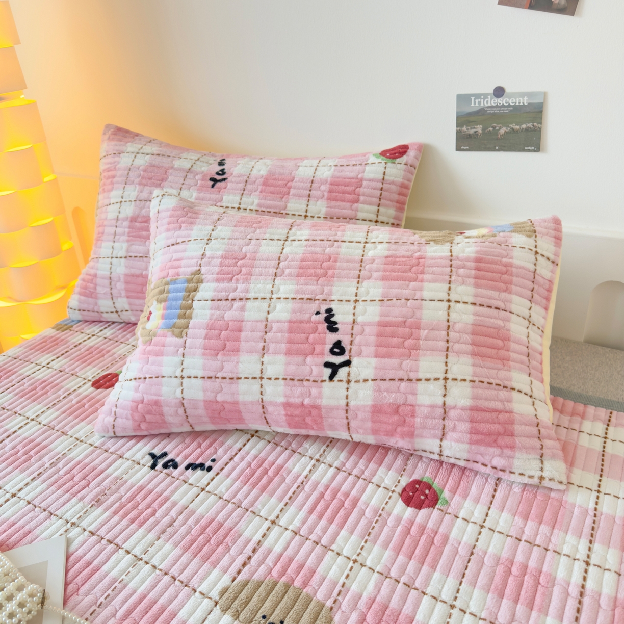 91家纺网 家纺一手货源 找家纺 首爱家纺 2025新款高克重牛奶绒夹棉印花床盖 甜心熊粉