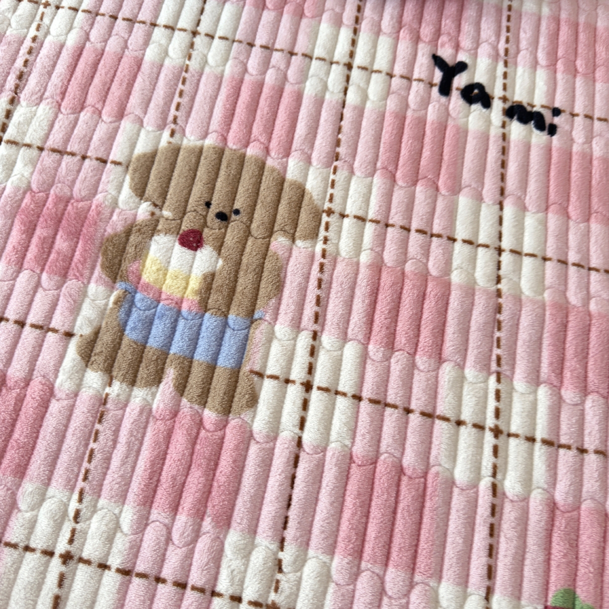 91家纺网 家纺一手货源 找家纺 首爱家纺 2025新款高克重牛奶绒夹棉印花床盖 甜心熊粉