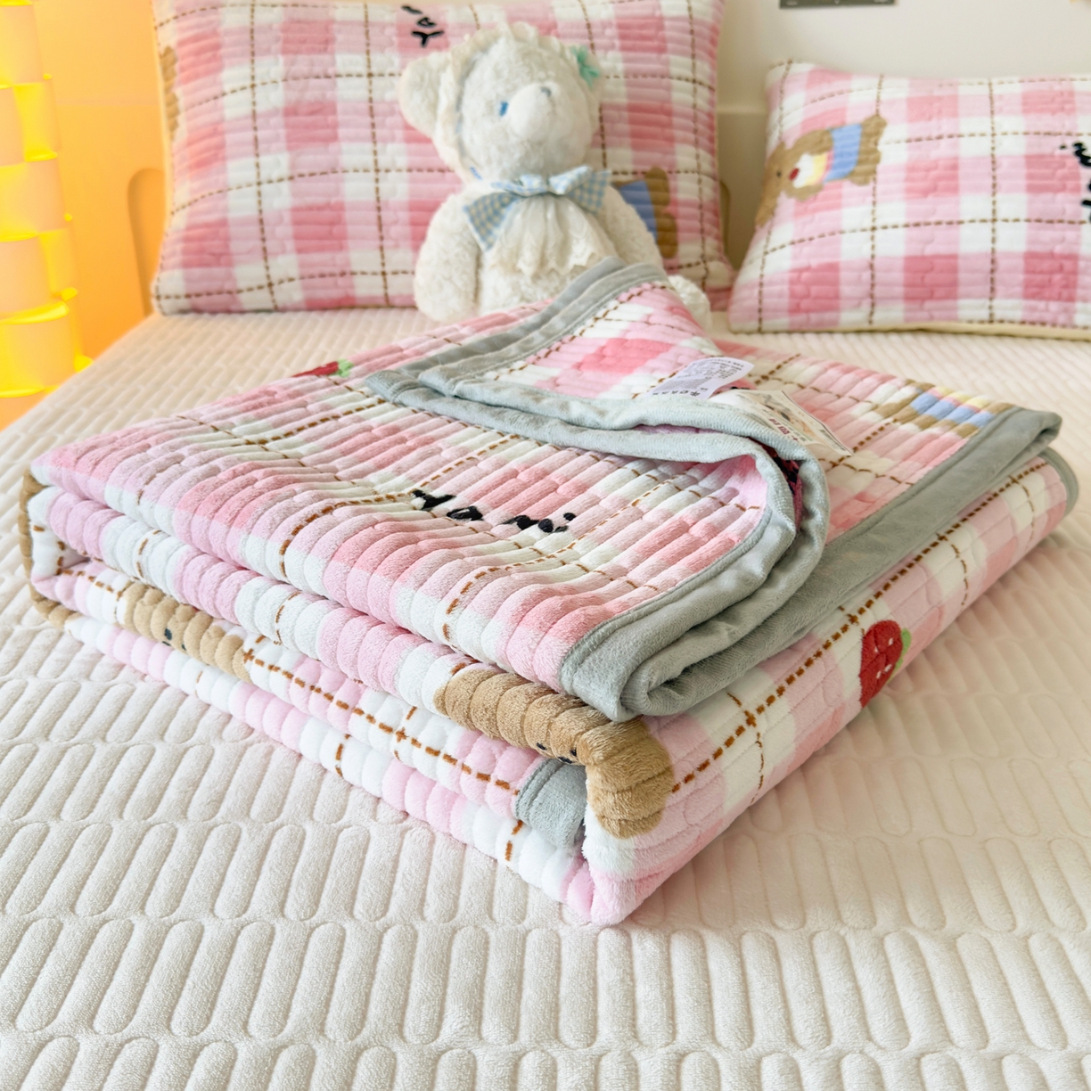 91家纺网 家纺一手货源 找家纺 首爱家纺 2025新款高克重牛奶绒夹棉印花床盖 甜心熊粉