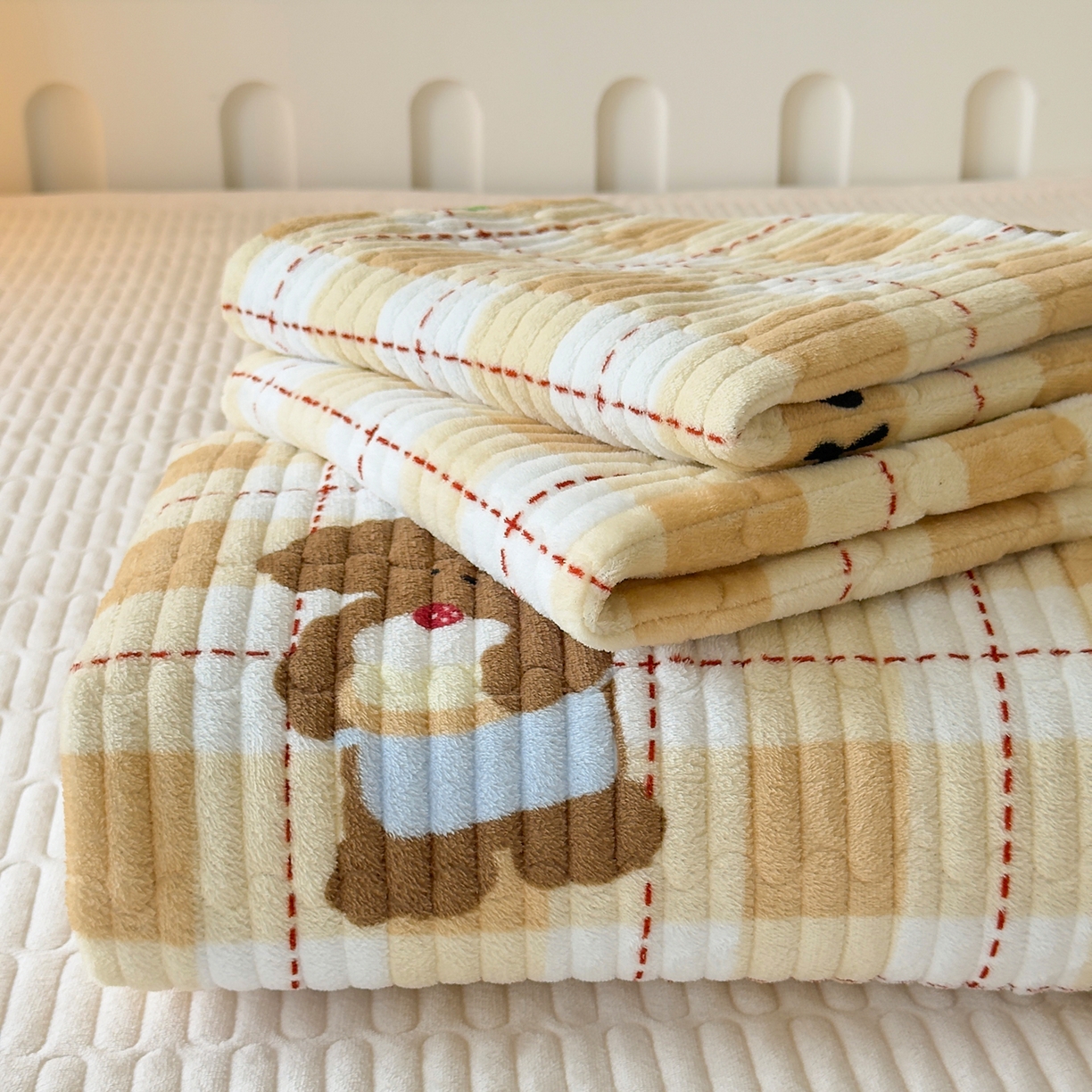 首爱家纺 2025新款高克重牛奶绒夹棉印花床盖 甜心熊咖