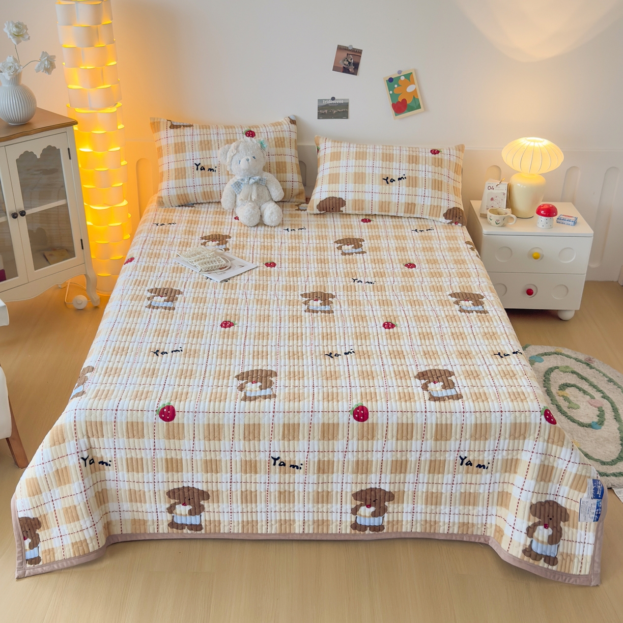 91家纺网 家纺一手货源 找家纺 首爱家纺 2025新款高克重牛奶绒夹棉印花床盖 甜心熊咖