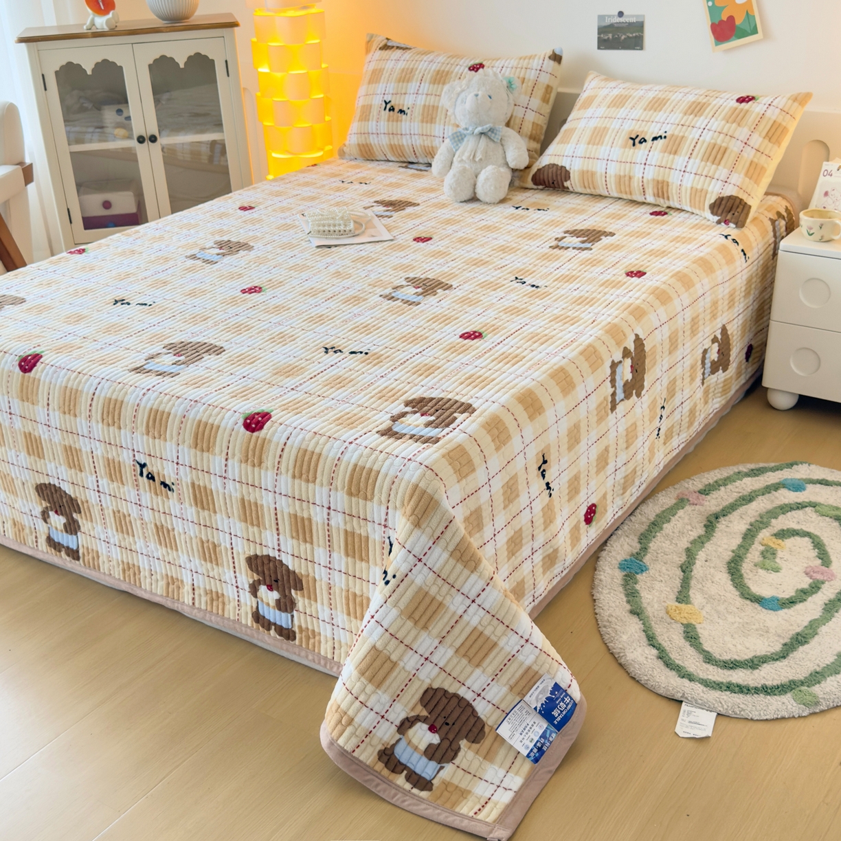 91家纺网 家纺一手货源 找家纺 首爱家纺 2025新款高克重牛奶绒夹棉印花床盖 甜心熊咖