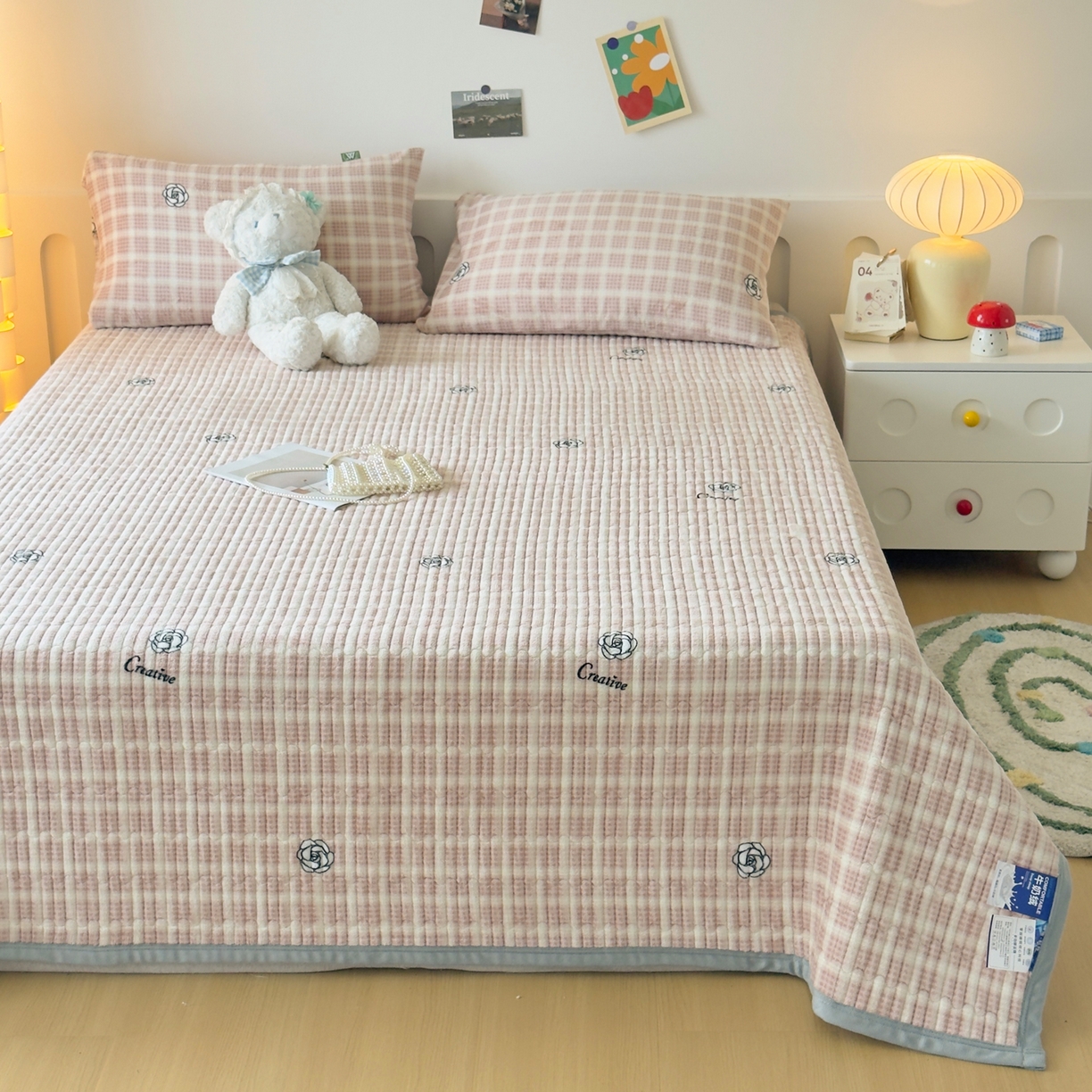 91家纺网 家纺一手货源 找家纺 首爱家纺 2025新款高克重牛奶绒夹棉印花床盖 小资生活