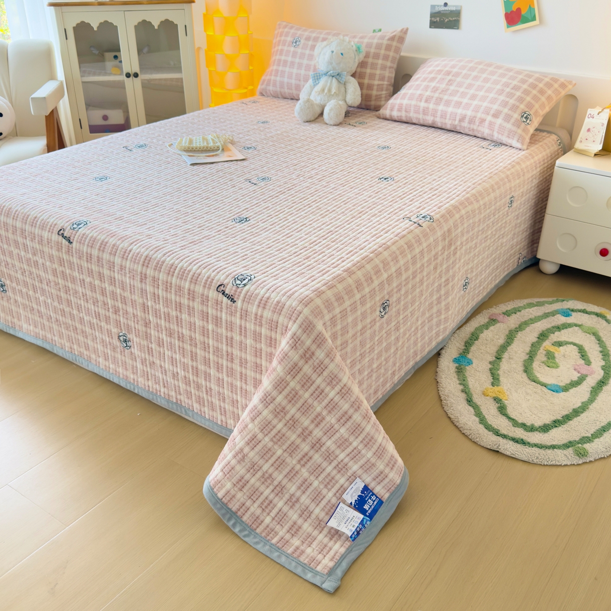 91家纺网 家纺一手货源 找家纺 首爱家纺 2025新款高克重牛奶绒夹棉印花床盖 小资生活