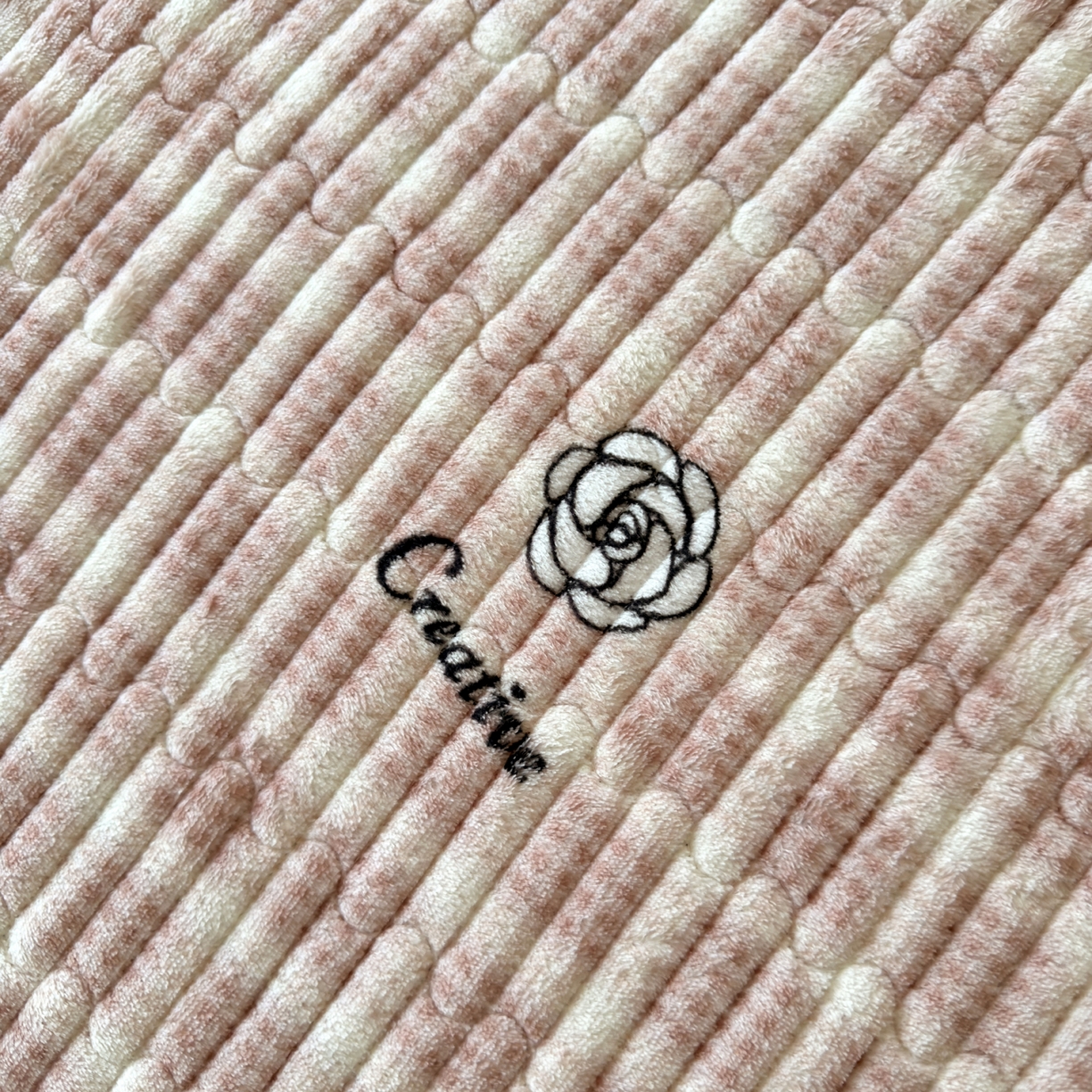 91家纺网 家纺一手货源 找家纺 首爱家纺 2025新款高克重牛奶绒夹棉印花床盖 小资生活