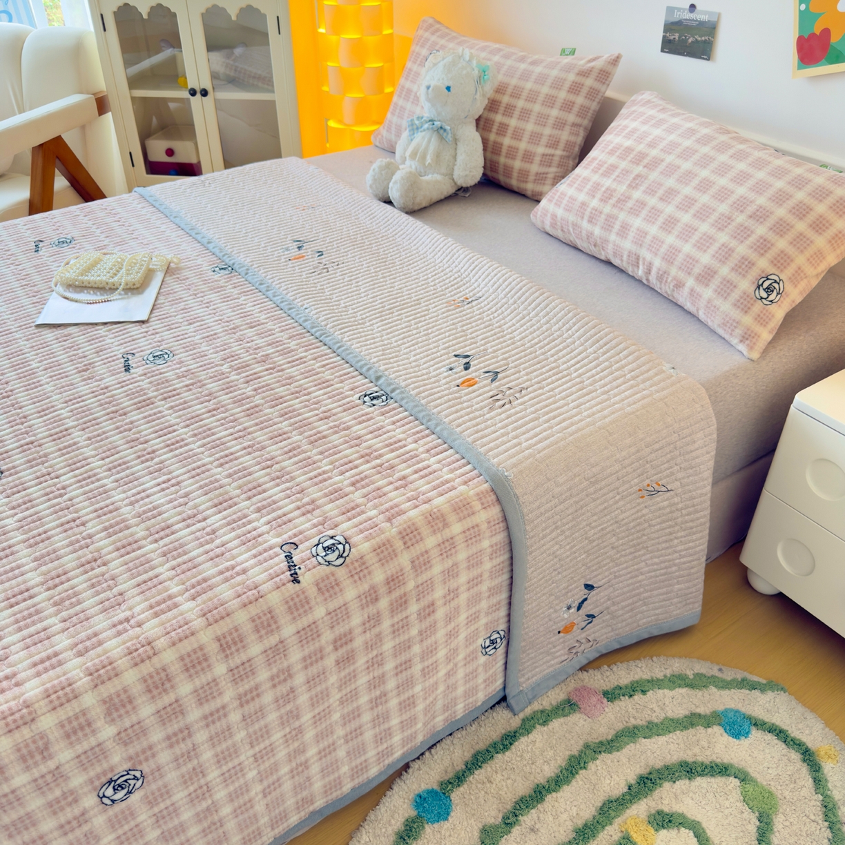 91家纺网 家纺一手货源 找家纺 首爱家纺 2025新款高克重牛奶绒夹棉印花床盖 小资生活