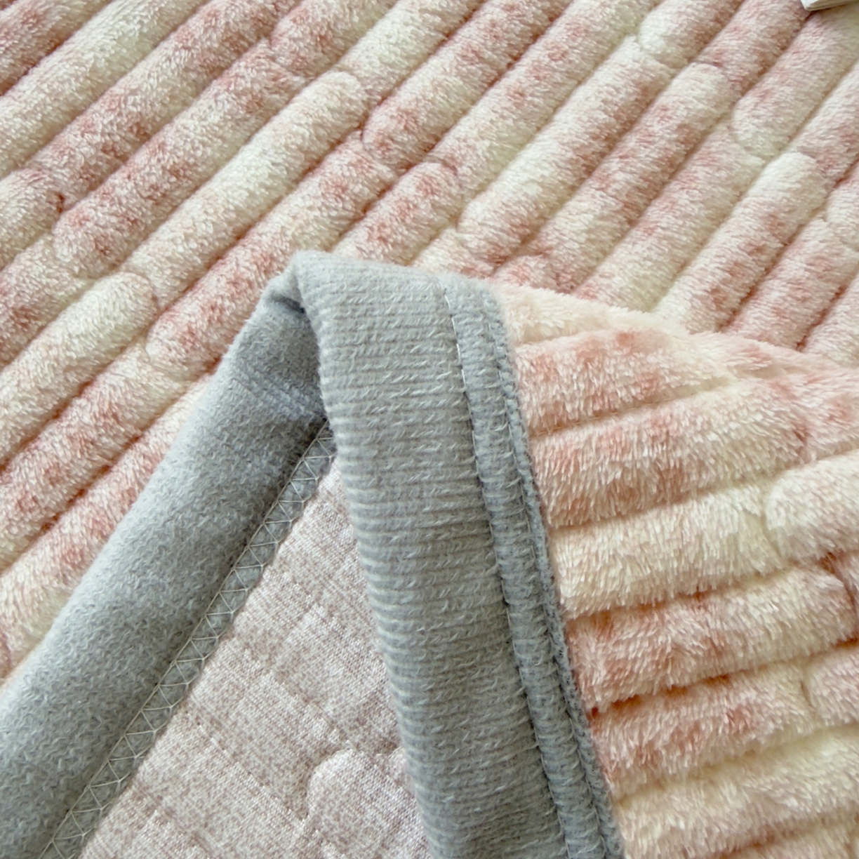 91家纺网 家纺一手货源 找家纺 首爱家纺 2025新款高克重牛奶绒夹棉印花床盖 小资生活