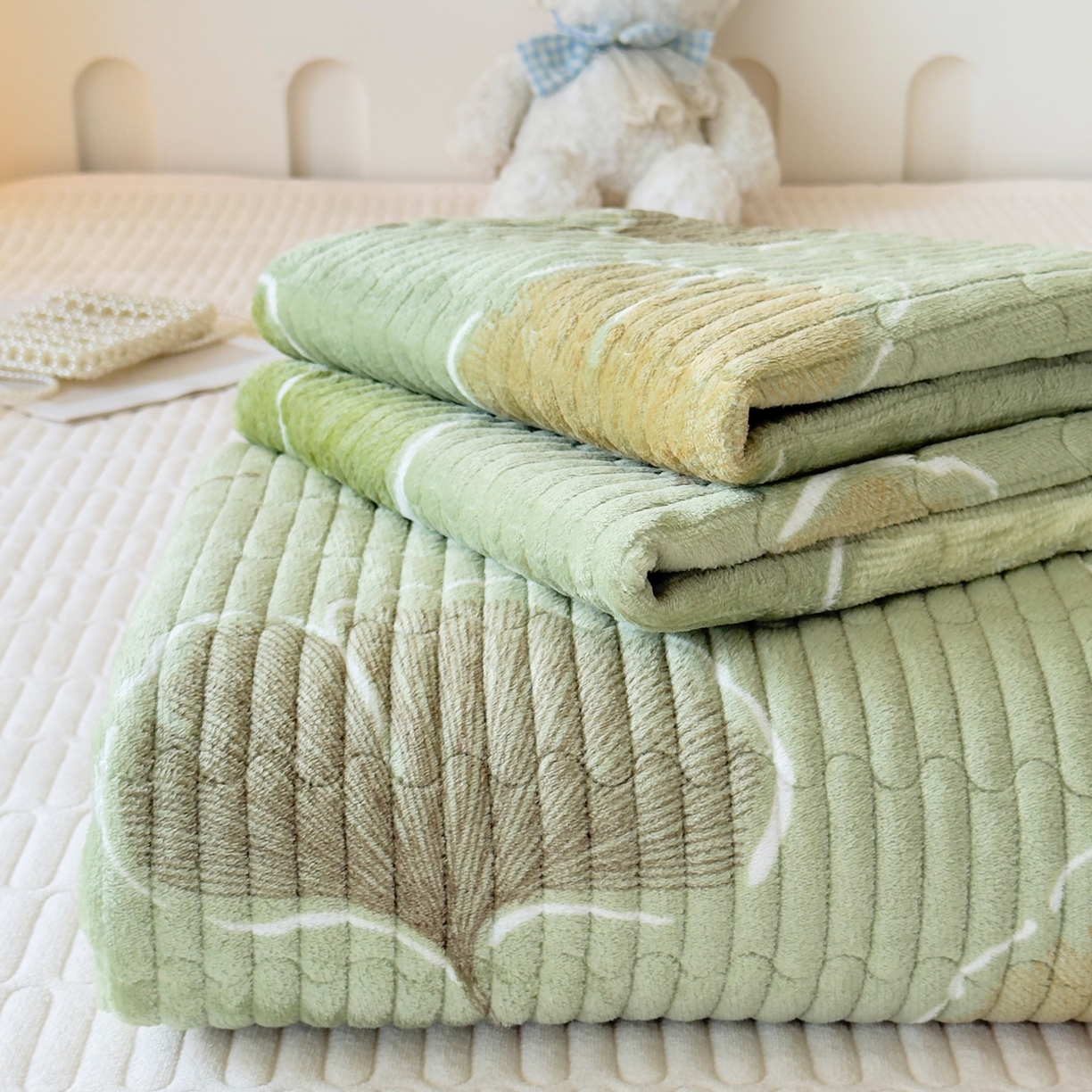 首爱家纺 2025新款高克重牛奶绒夹棉印花床盖 叶语柔情