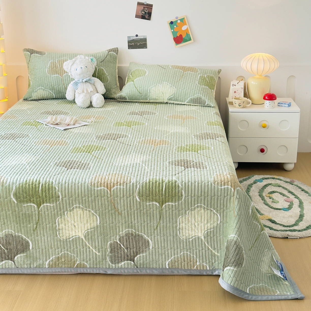 91家纺网 家纺一手货源 找家纺 首爱家纺 2025新款高克重牛奶绒夹棉印花床盖 叶语柔情