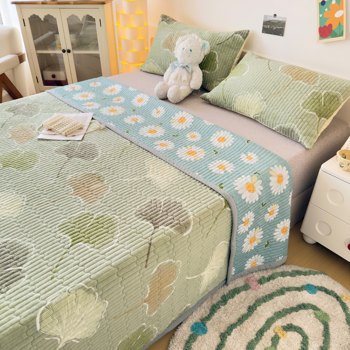 91家纺网 家纺一手货源 找家纺 首爱家纺 2025新款高克重牛奶绒夹棉印花床盖 叶语柔情