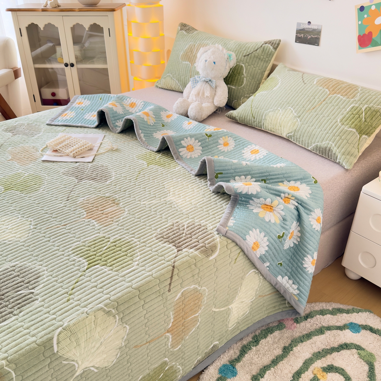 91家纺网 家纺一手货源 找家纺 首爱家纺 2025新款高克重牛奶绒夹棉印花床盖 叶语柔情