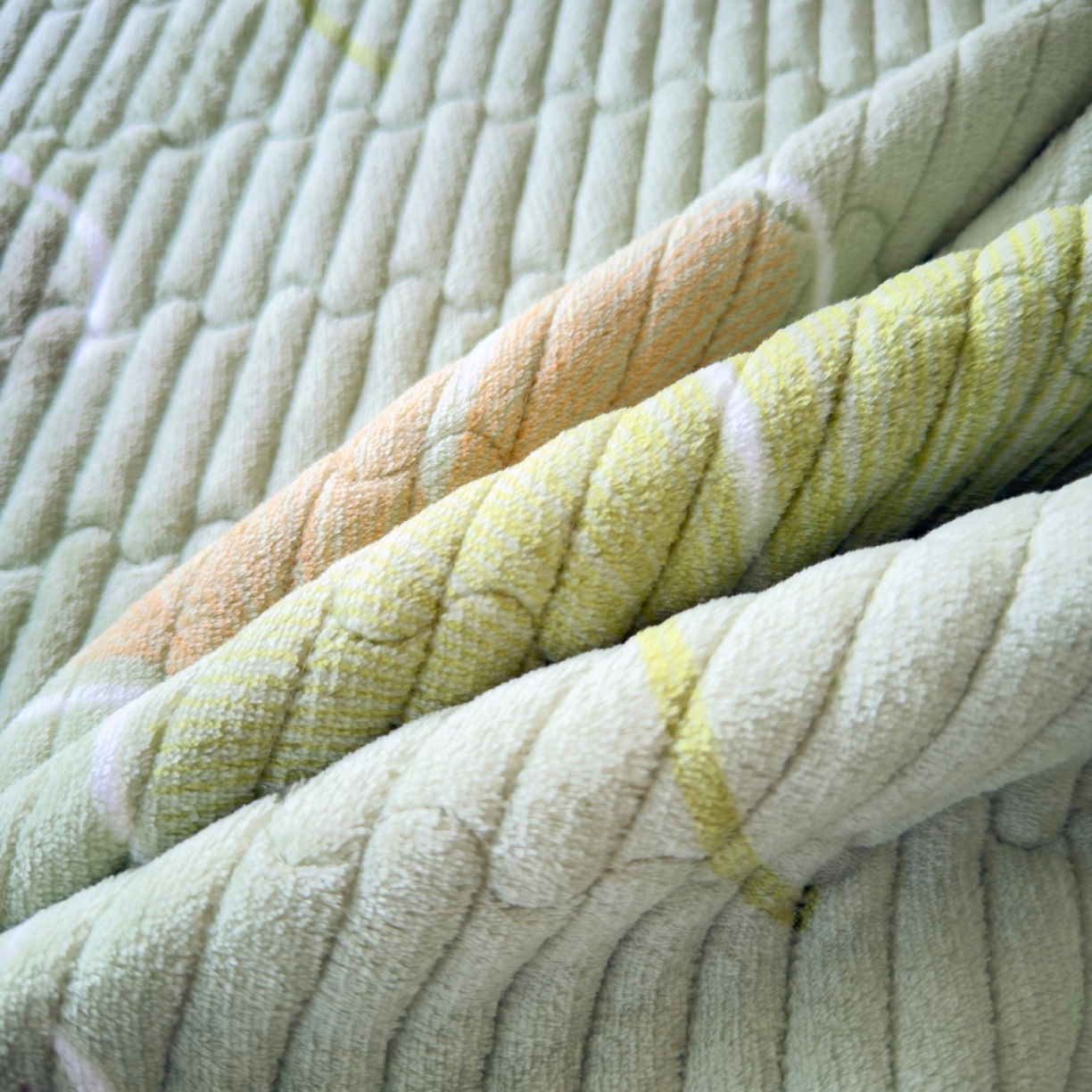 91家纺网 家纺一手货源 找家纺 首爱家纺 2025新款高克重牛奶绒夹棉印花床盖 叶语柔情