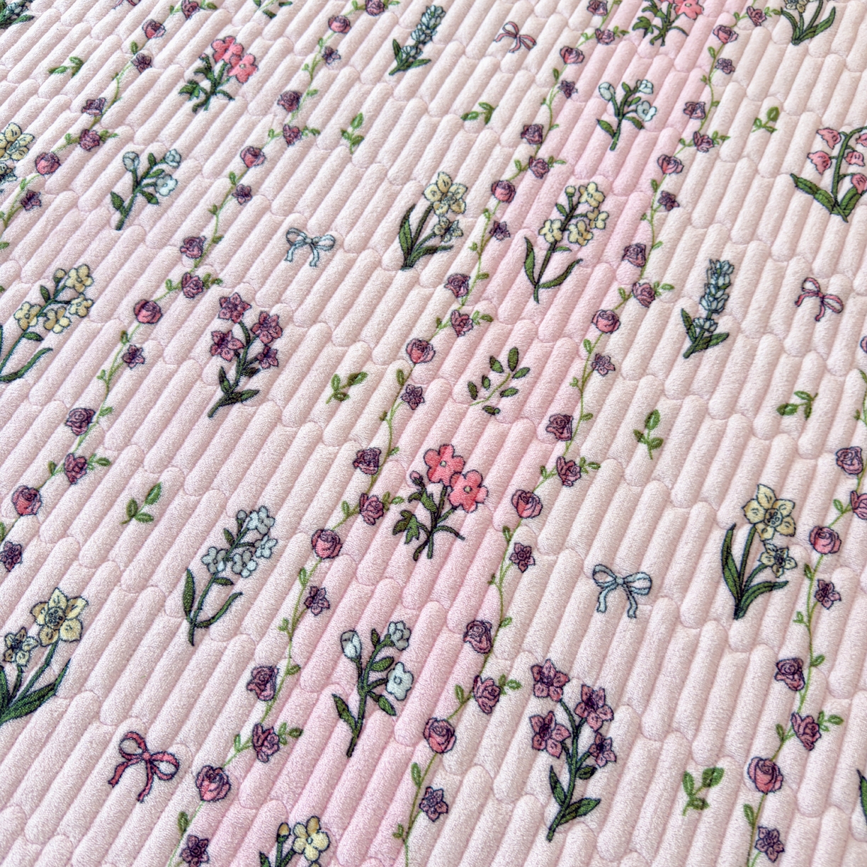 91家纺网 家纺一手货源 找家纺 首爱家纺 2025新款高克重牛奶绒夹棉印花床盖 雍容华贵