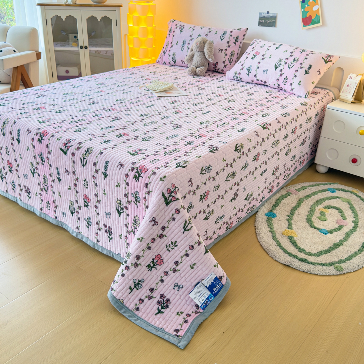 91家纺网 家纺一手货源 找家纺 首爱家纺 2025新款高克重牛奶绒夹棉印花床盖 雍容华贵