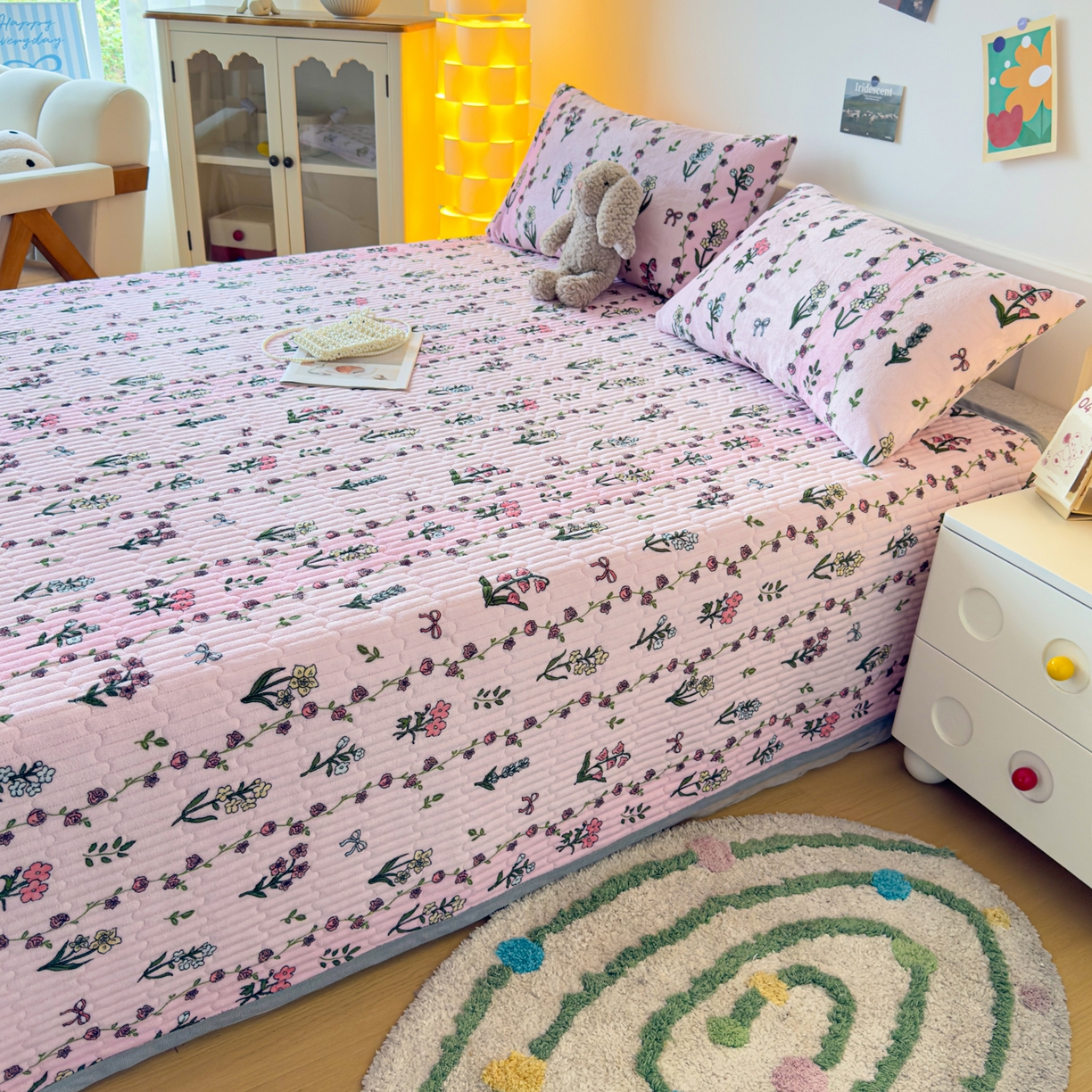 91家纺网 家纺一手货源 找家纺 首爱家纺 2025新款高克重牛奶绒夹棉印花床盖 雍容华贵