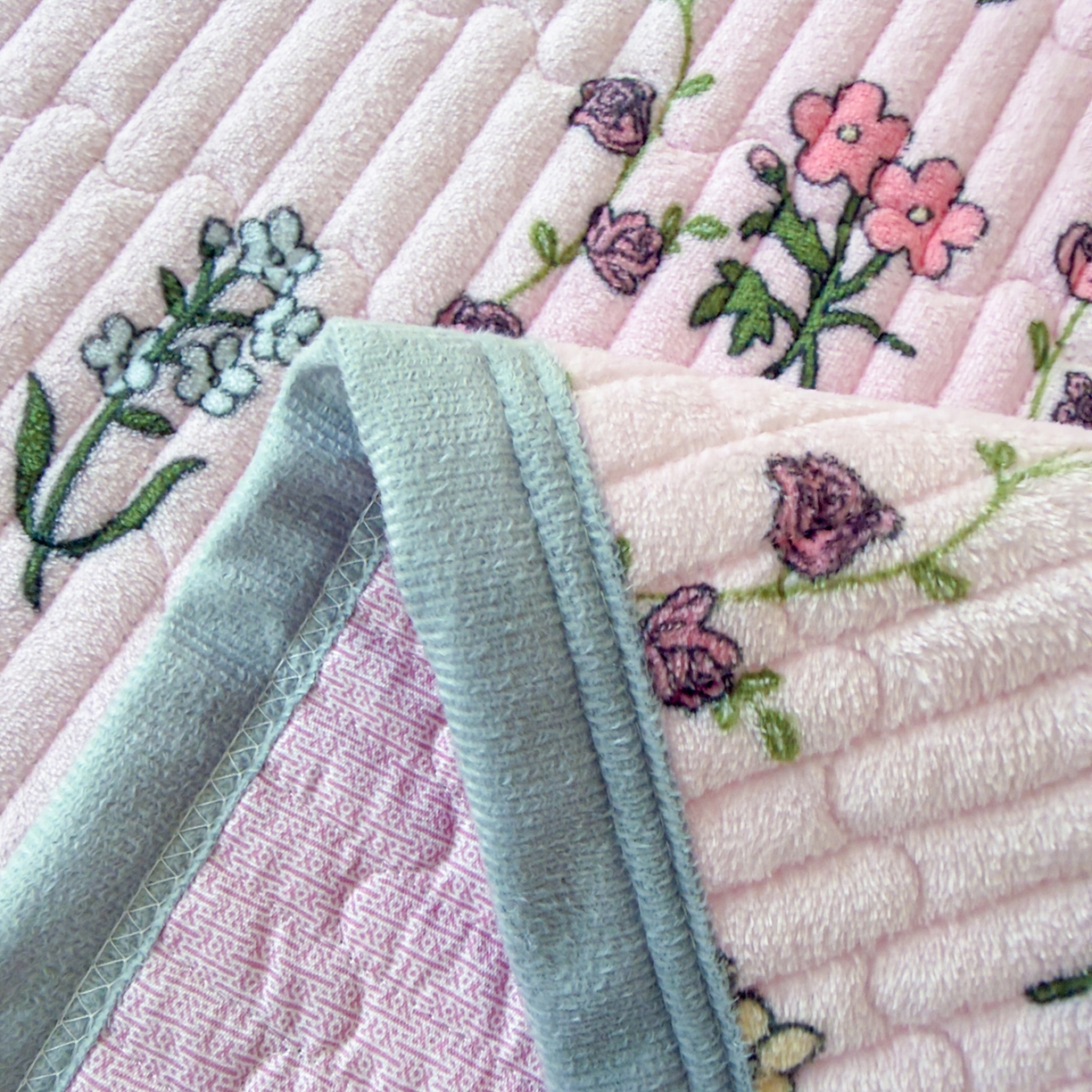 91家纺网 家纺一手货源 找家纺 首爱家纺 2025新款高克重牛奶绒夹棉印花床盖 雍容华贵