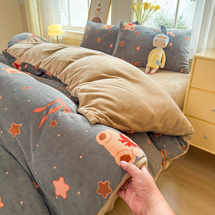 91家纺网 家纺一手货源 找家纺 乐居坊 2025新款家用高克重学生宿舍床牛奶绒套件单品【提供买家秀】加 QQ群 286712643 晚安小熊