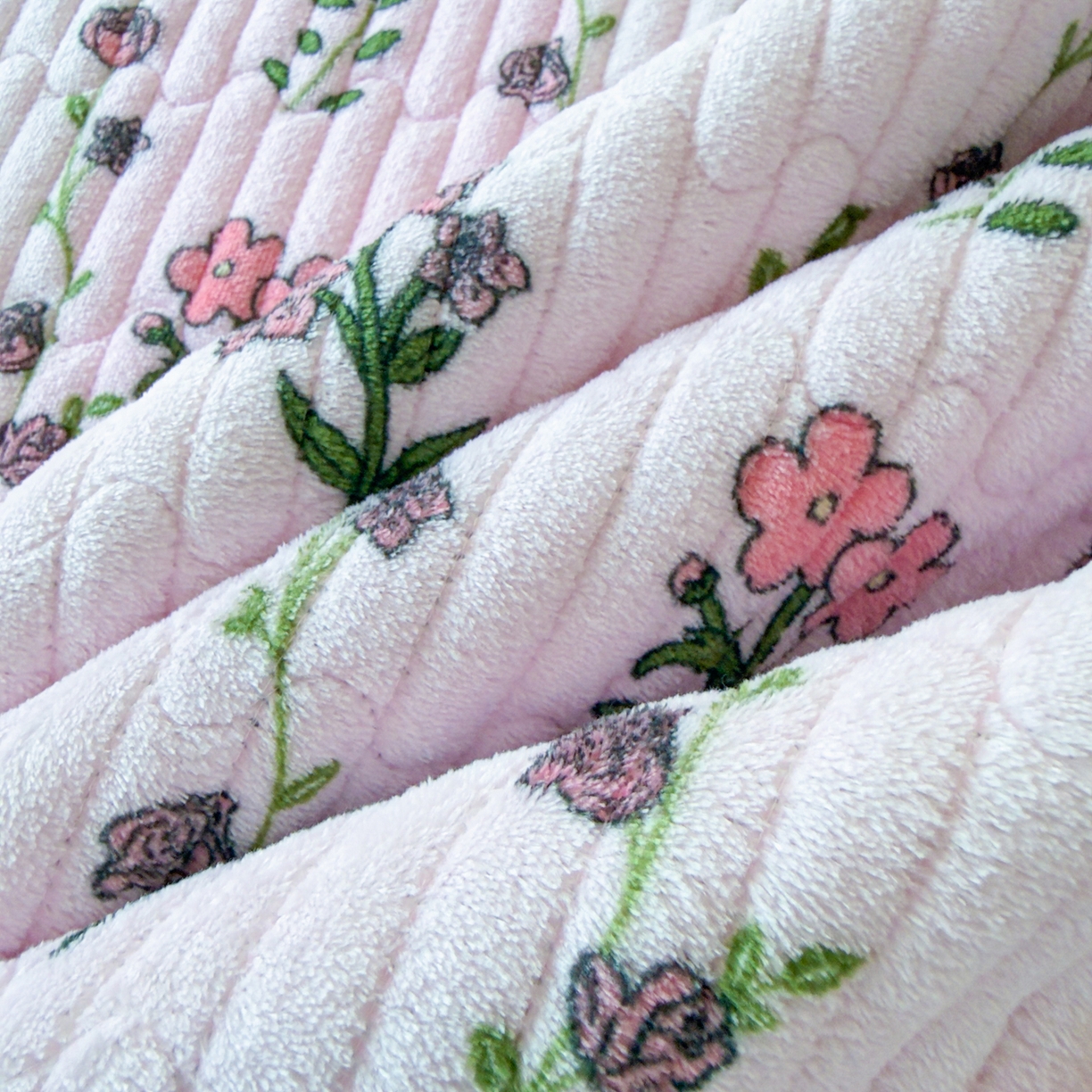 91家纺网 家纺一手货源 找家纺 首爱家纺 2025新款高克重牛奶绒夹棉印花床盖 雍容华贵