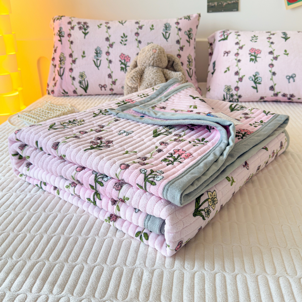 91家纺网 家纺一手货源 找家纺 首爱家纺 2025新款高克重牛奶绒夹棉印花床盖 雍容华贵