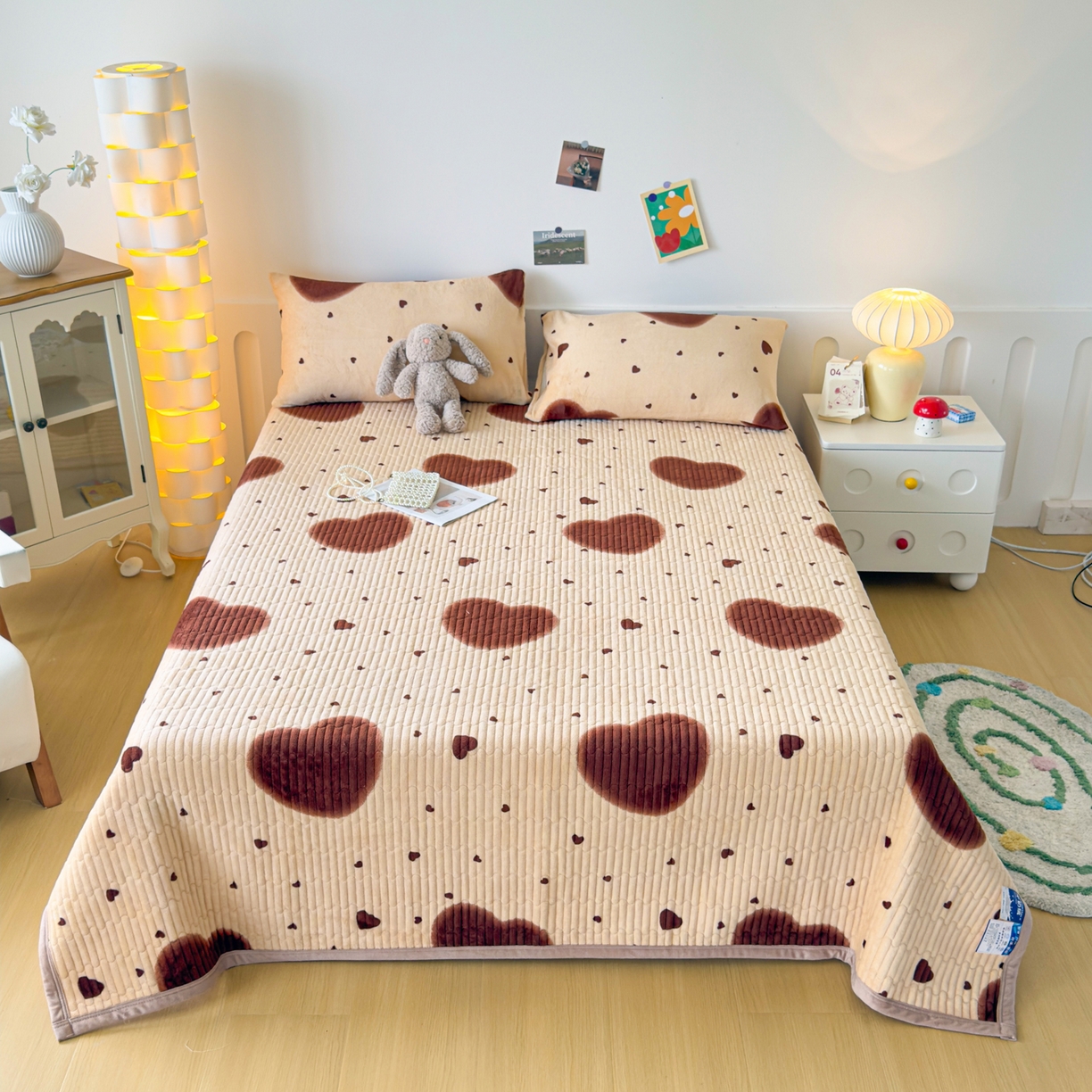 91家纺网 家纺一手货源 找家纺 棉乐町家居 2025新款高克重牛奶绒夹棉印花床盖 爱心满满