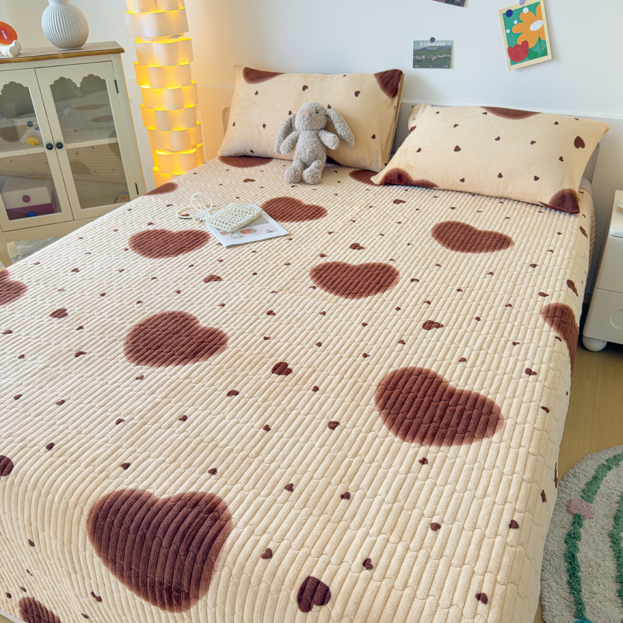 91家纺网 家纺一手货源 找家纺 棉乐町家居 2025新款高克重牛奶绒夹棉印花床盖 爱心满满