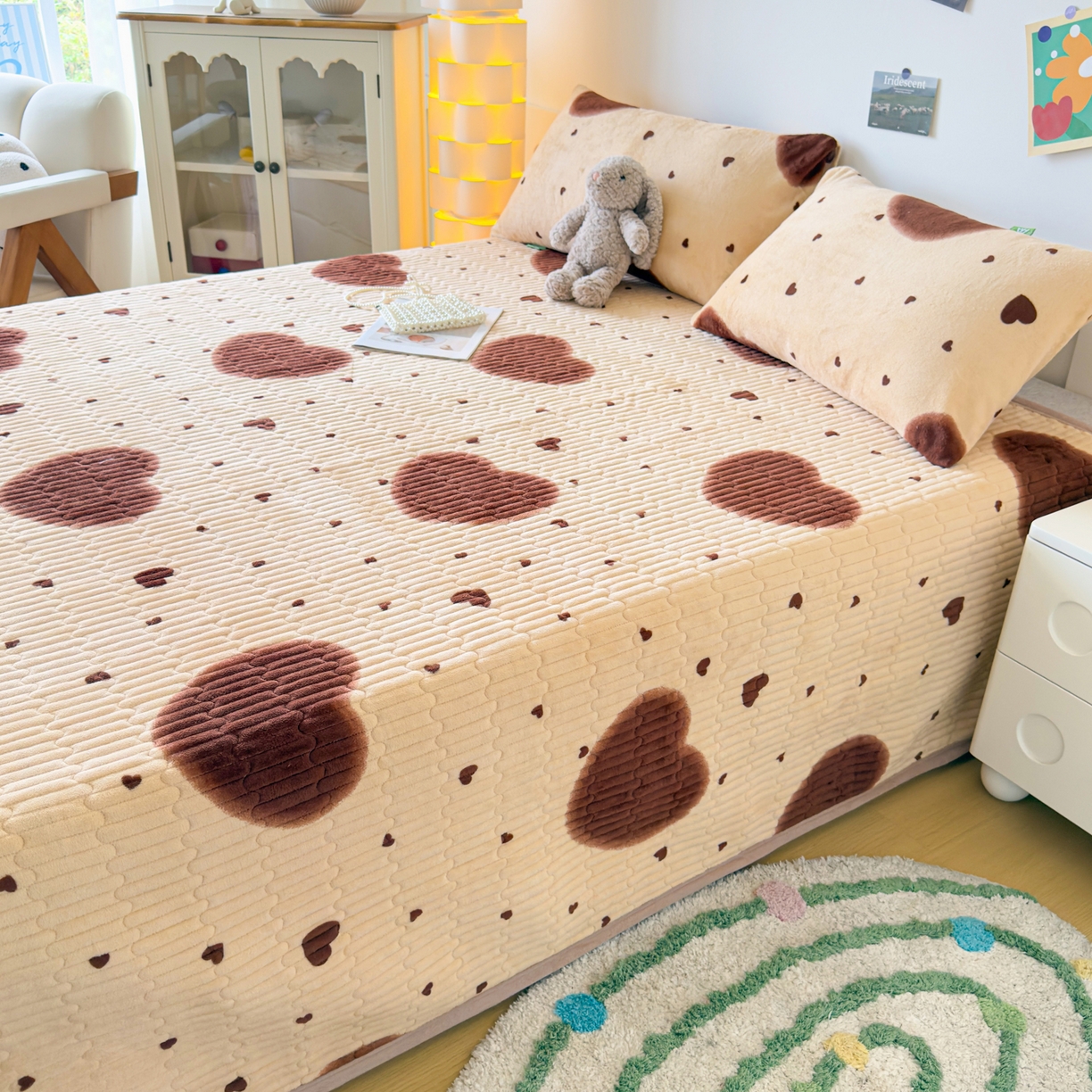 91家纺网 家纺一手货源 找家纺 棉乐町家居 2025新款高克重牛奶绒夹棉印花床盖 爱心满满