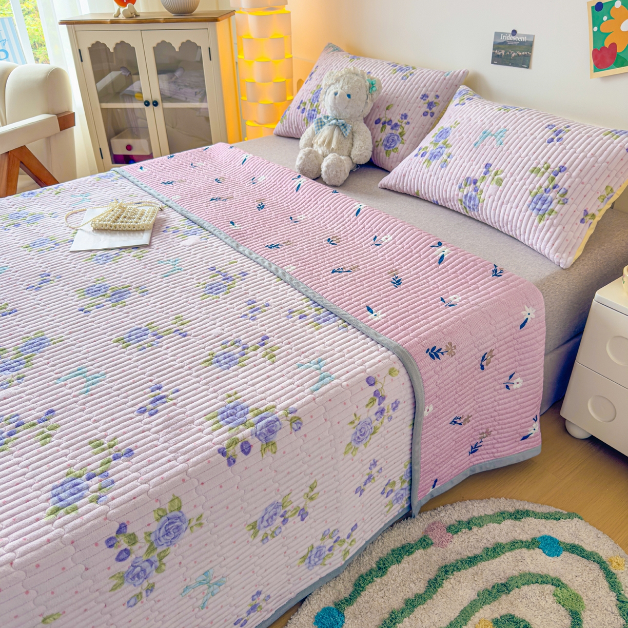 91家纺网 家纺一手货源 找家纺 棉乐町家居 2025新款高克重牛奶绒夹棉印花床盖 蝶恋花