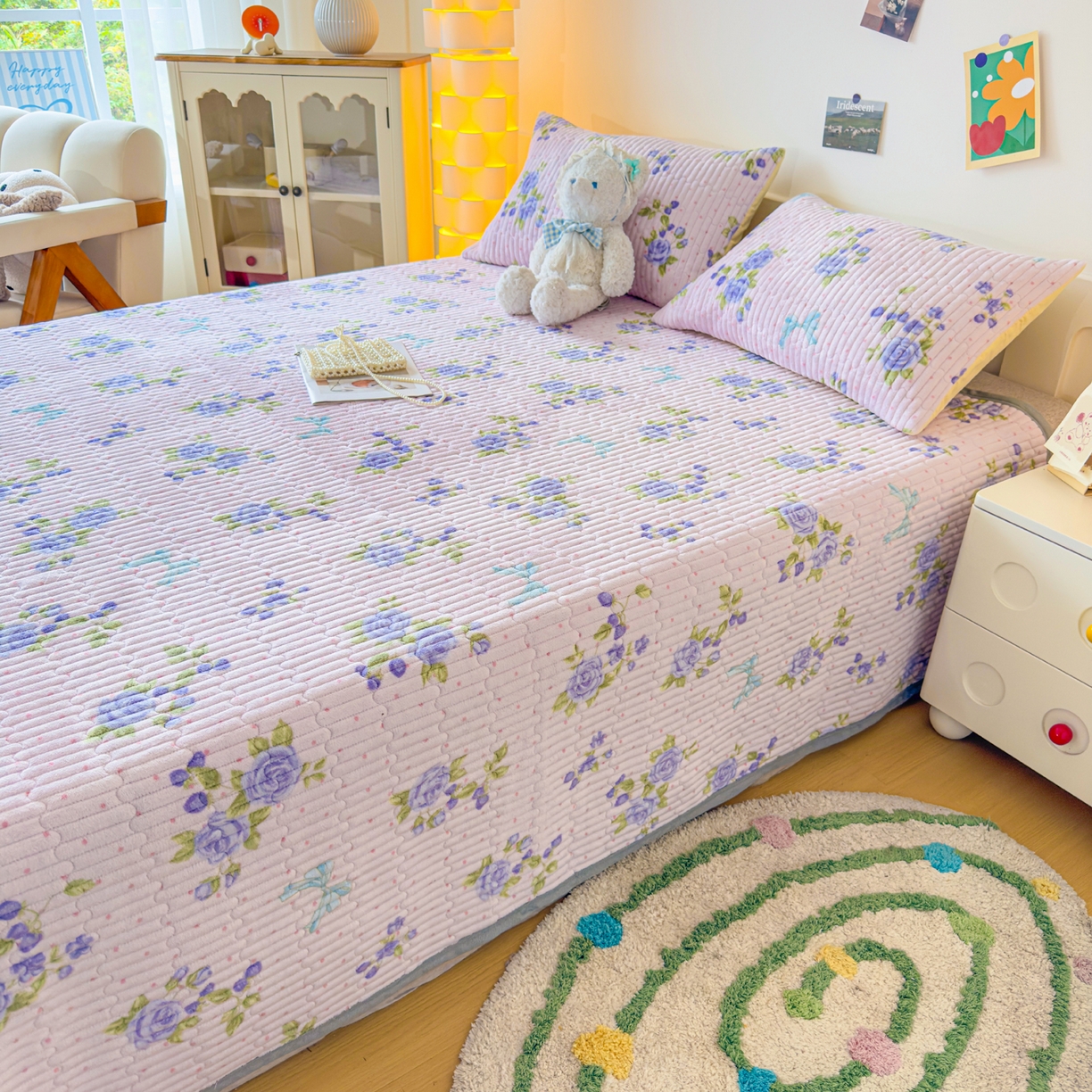 91家纺网 家纺一手货源 找家纺 棉乐町家居 2025新款高克重牛奶绒夹棉印花床盖 蝶恋花