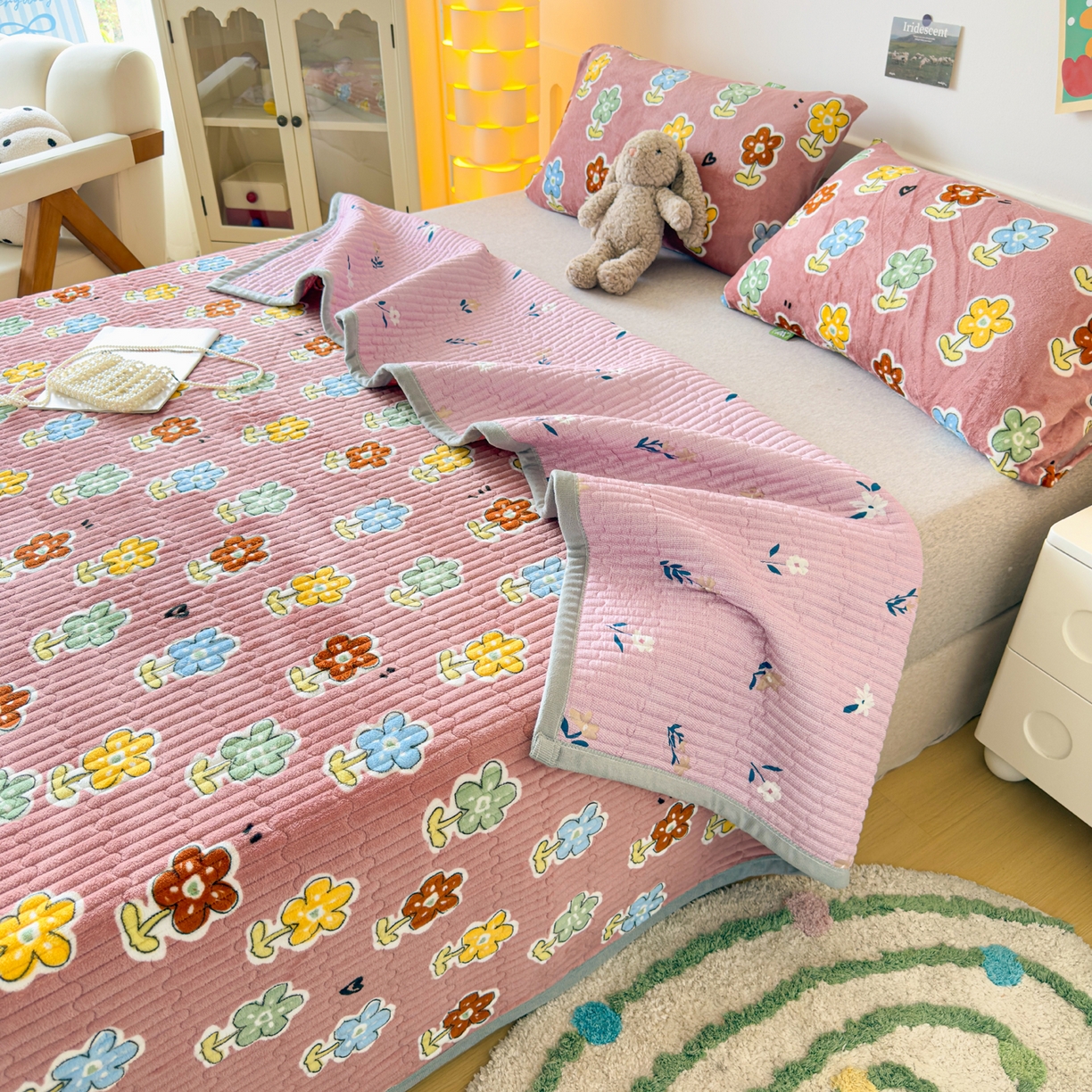 91家纺网 家纺一手货源 找家纺 棉乐町家居 2025新款高克重牛奶绒夹棉印花床盖 国色天香