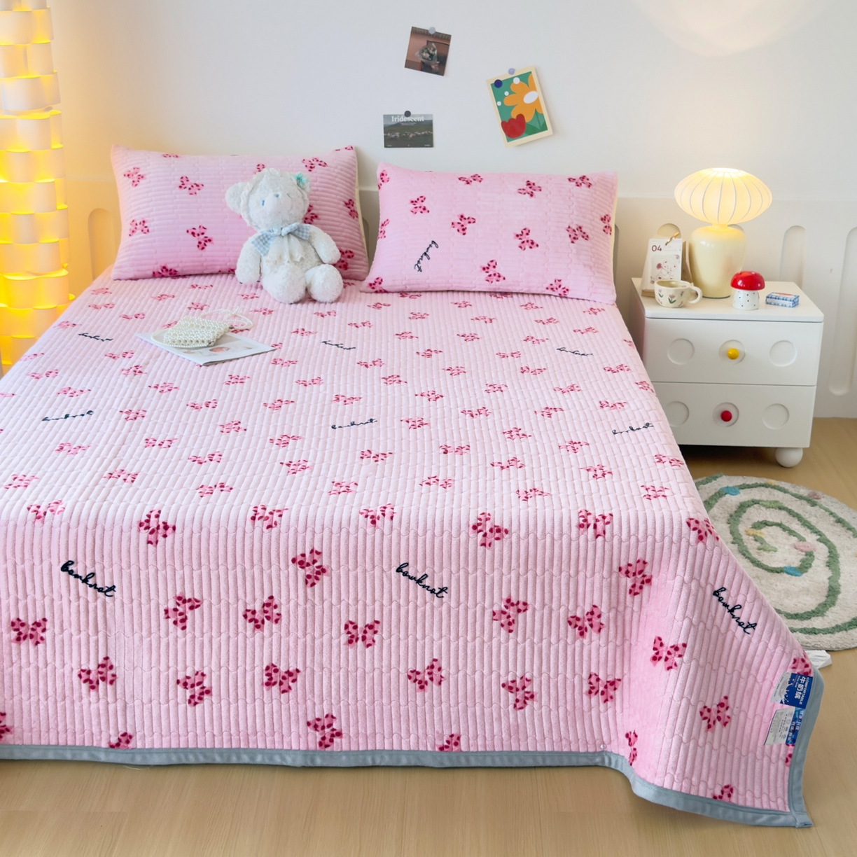 91家纺网 家纺一手货源 找家纺 棉乐町家居 2025新款高克重牛奶绒夹棉印花床盖 蝴蝶粉