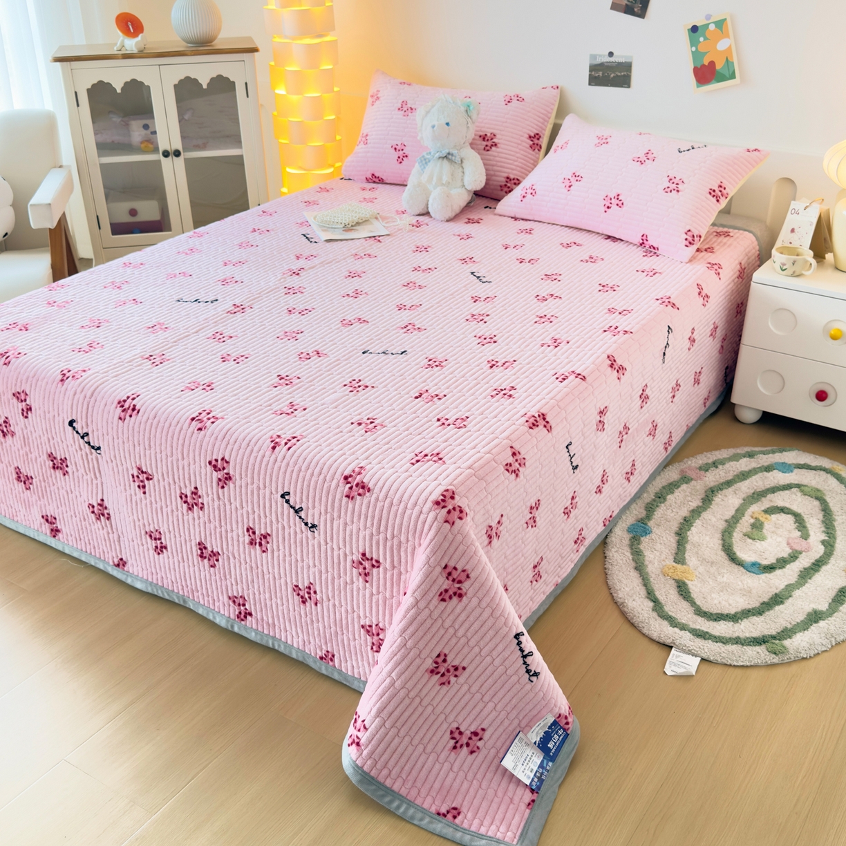 91家纺网 家纺一手货源 找家纺 棉乐町家居 2025新款高克重牛奶绒夹棉印花床盖 蝴蝶粉