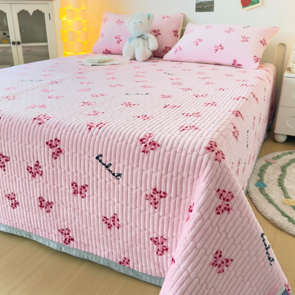 91家纺网 家纺一手货源 找家纺 棉乐町家居 2025新款高克重牛奶绒夹棉印花床盖 蝴蝶粉