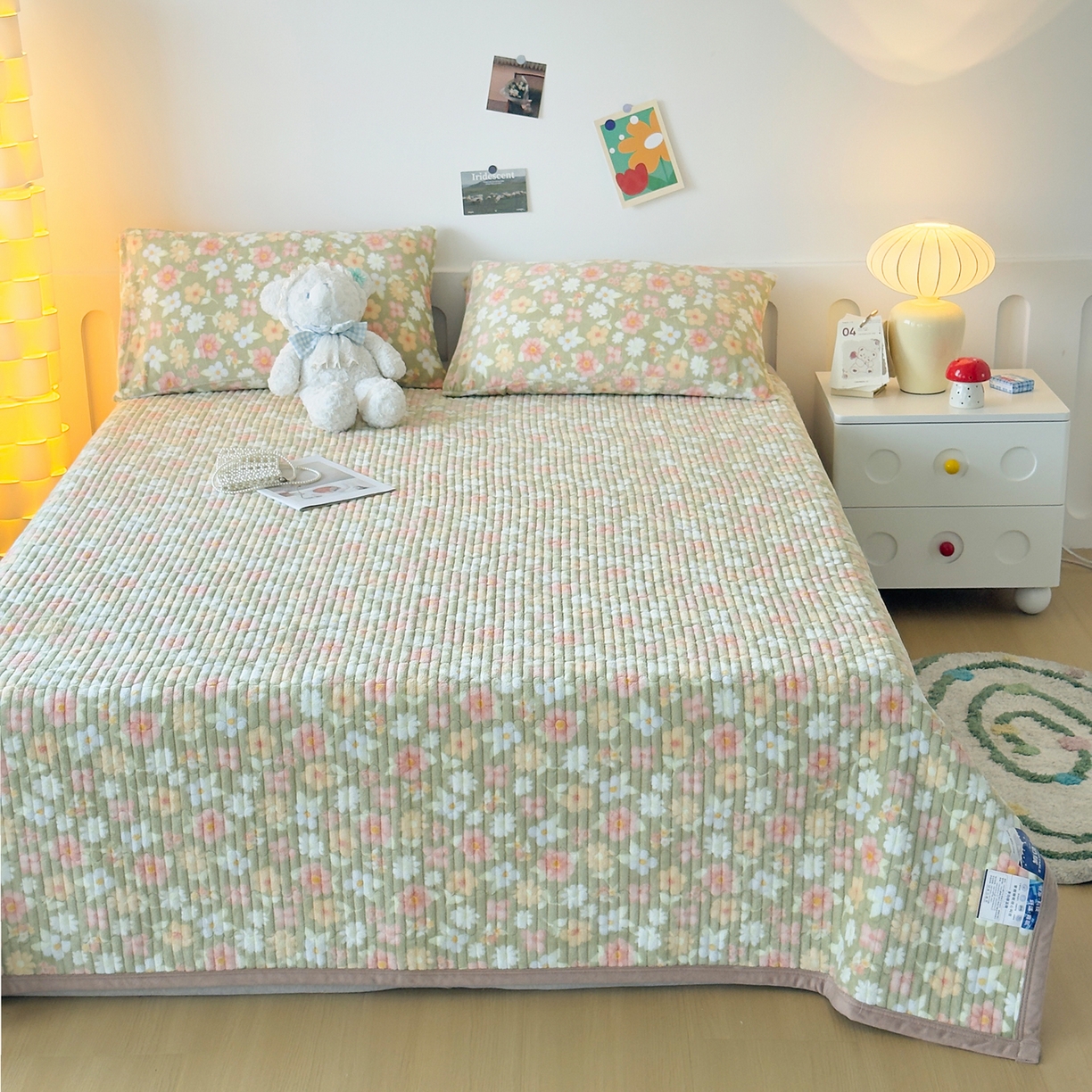 91家纺网 家纺一手货源 找家纺 棉乐町家居 2025新款高克重牛奶绒夹棉印花床盖 花丛绿