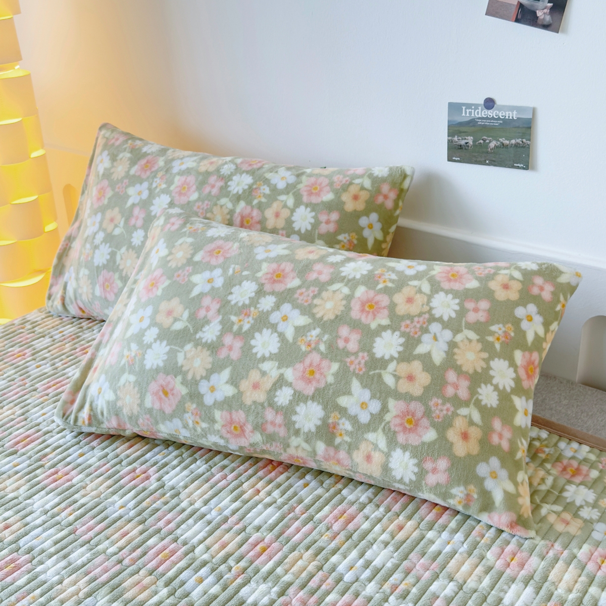 91家纺网 家纺一手货源 找家纺 棉乐町家居 2025新款高克重牛奶绒夹棉印花床盖 花丛绿