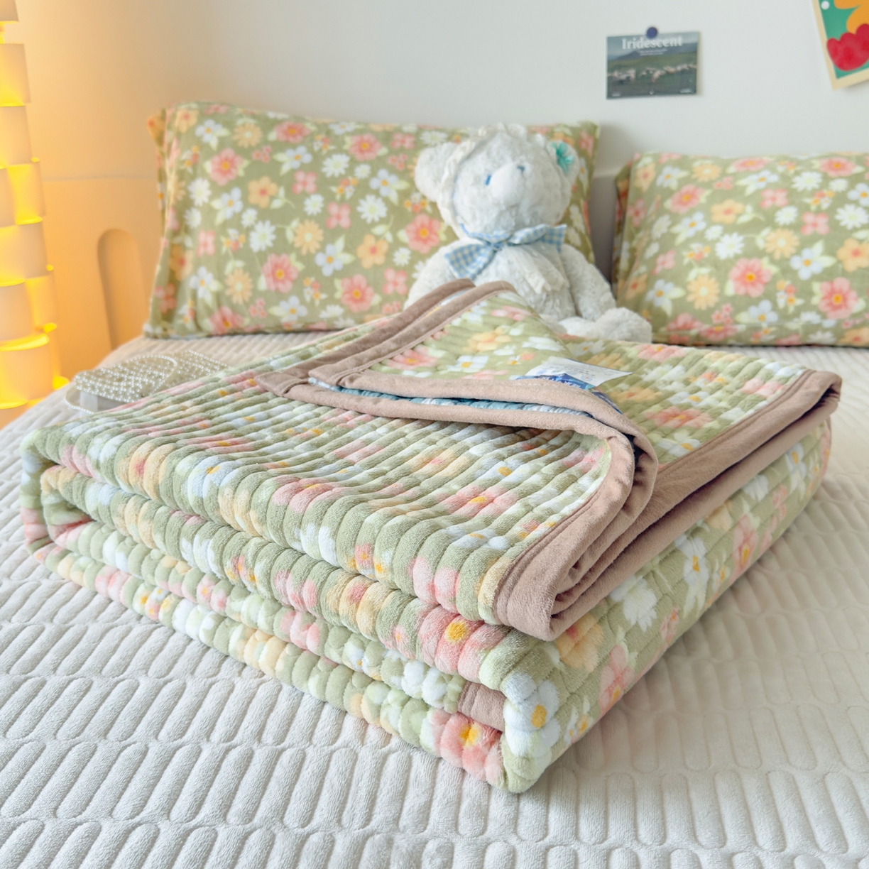 91家纺网 家纺一手货源 找家纺 棉乐町家居 2025新款高克重牛奶绒夹棉印花床盖 花丛绿