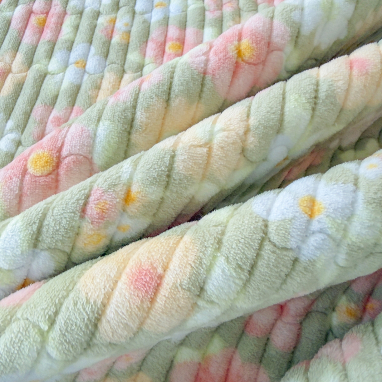 91家纺网 家纺一手货源 找家纺 棉乐町家居 2025新款高克重牛奶绒夹棉印花床盖 花丛绿