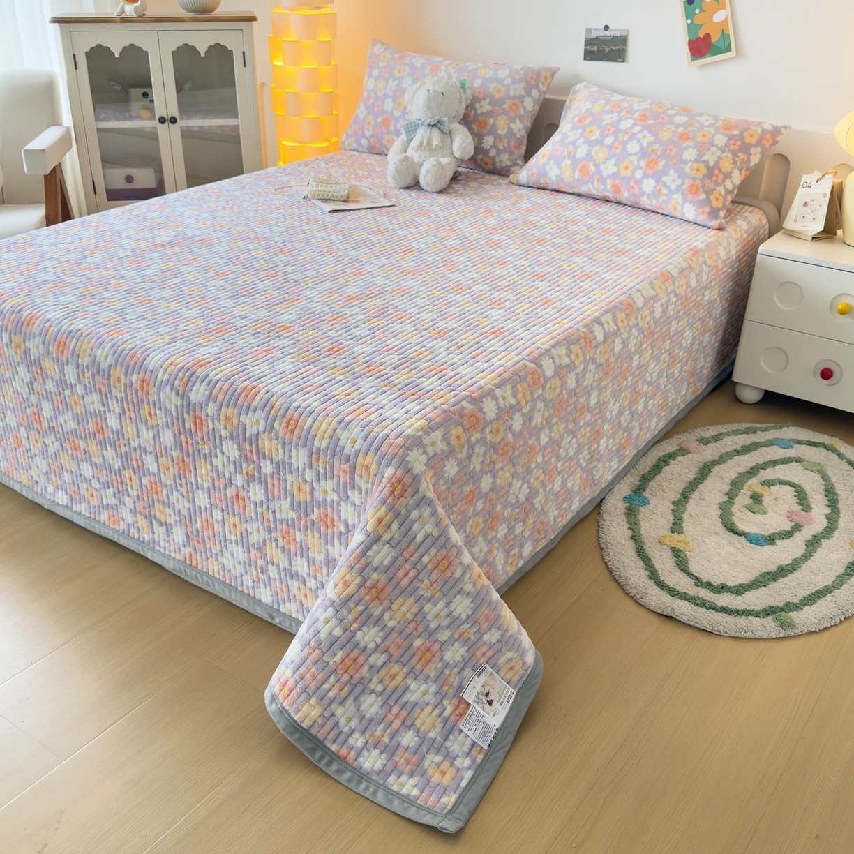 91家纺网 家纺一手货源 找家纺 棉乐町家居 2025新款高克重牛奶绒夹棉印花床盖 花丛紫