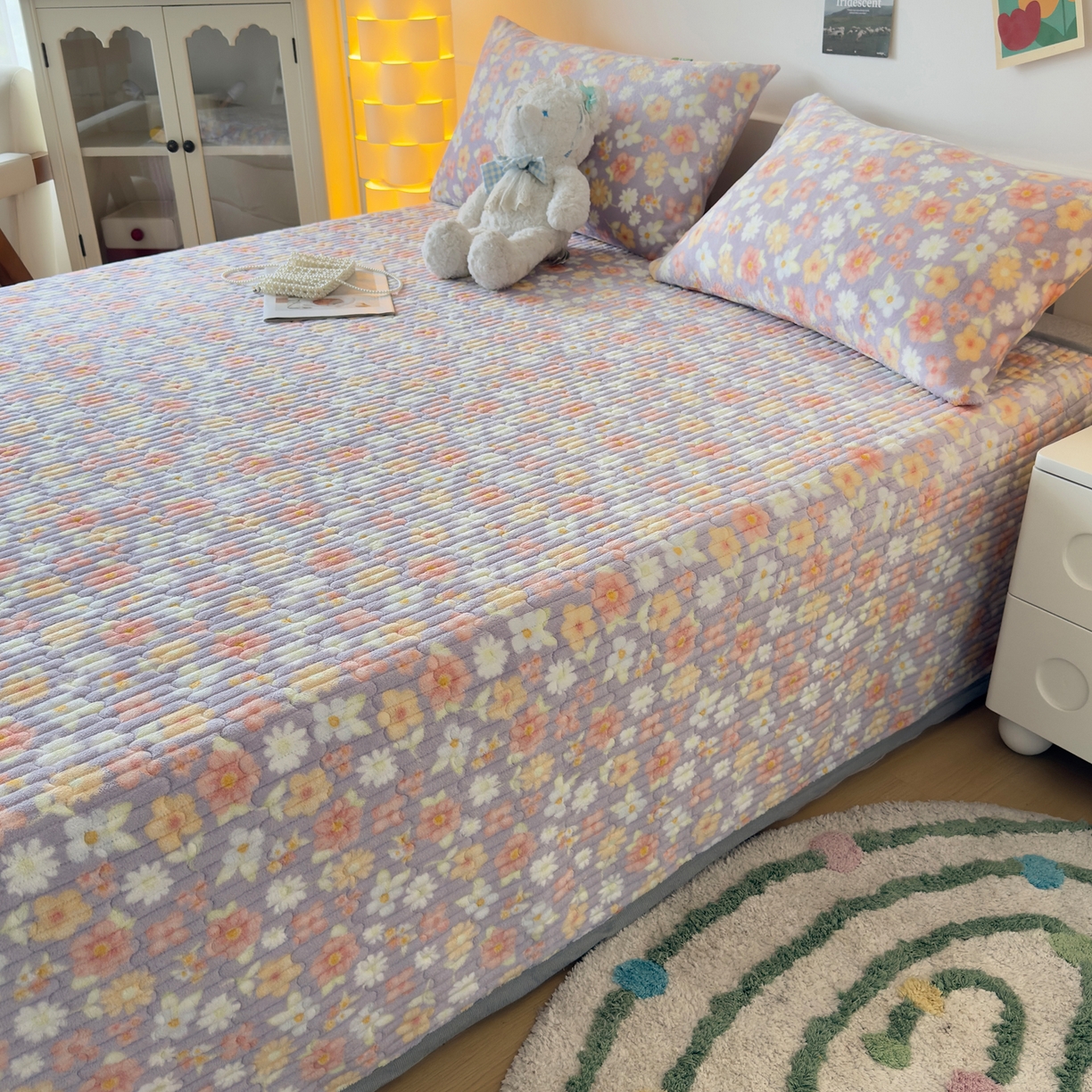 91家纺网 家纺一手货源 找家纺 棉乐町家居 2025新款高克重牛奶绒夹棉印花床盖 花丛紫