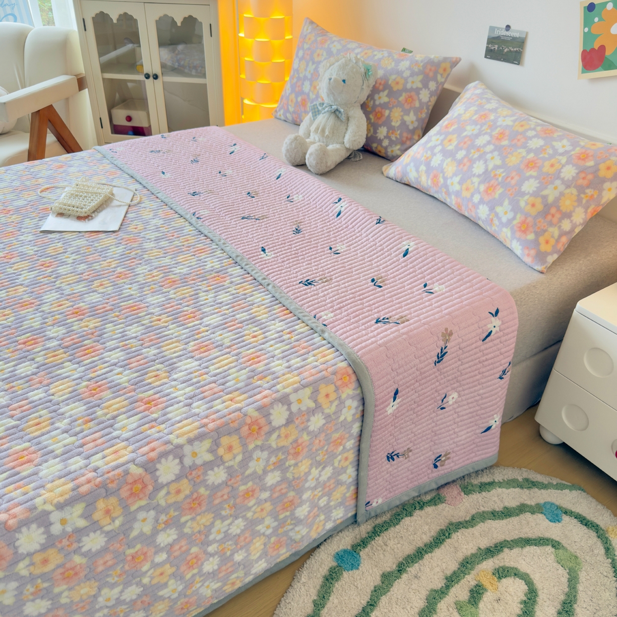 91家纺网 家纺一手货源 找家纺 棉乐町家居 2025新款高克重牛奶绒夹棉印花床盖 花丛紫