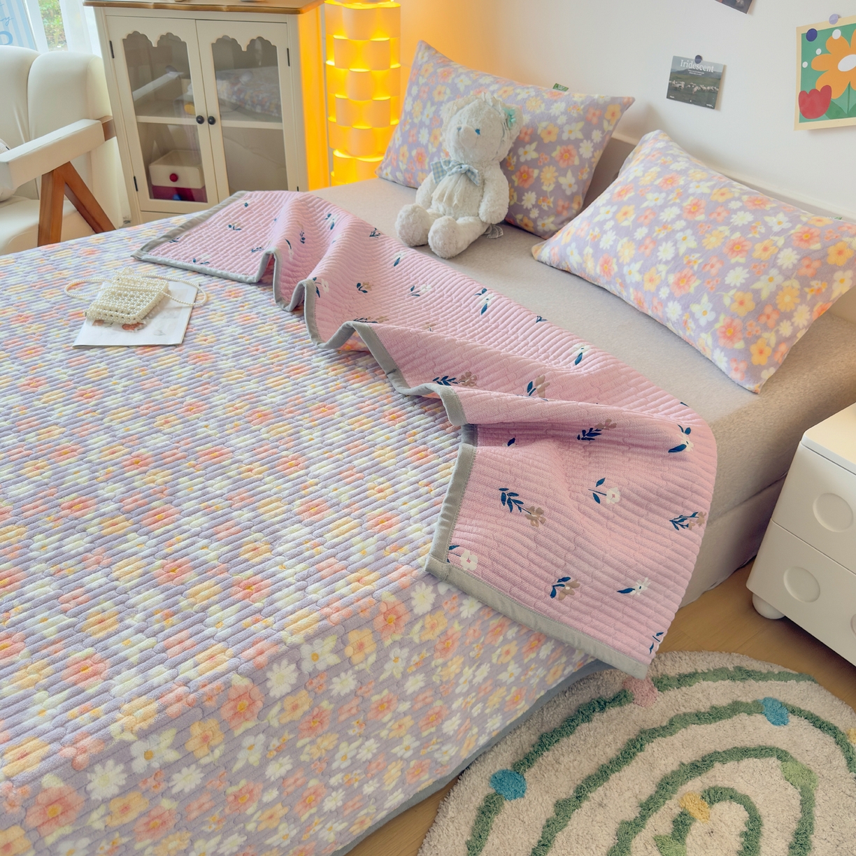 91家纺网 家纺一手货源 找家纺 棉乐町家居 2025新款高克重牛奶绒夹棉印花床盖 花丛紫