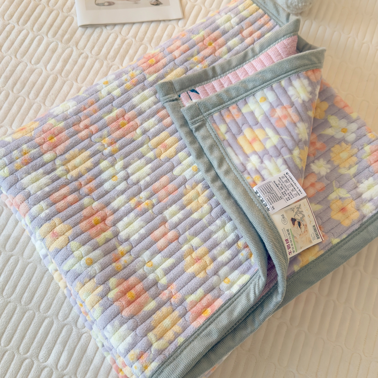 91家纺网 家纺一手货源 找家纺 棉乐町家居 2025新款高克重牛奶绒夹棉印花床盖 花丛紫